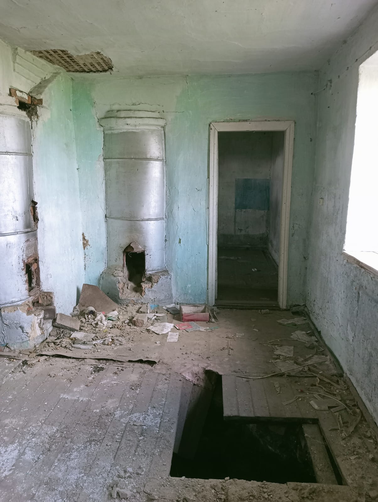 Здание, назначение: нежилое,  площадью 127,8 кв.м., кадастровый номер 45:07:020402:263 и земельный участок с кадастровым номером 45:07:020107:25, площадью 598 кв.м.