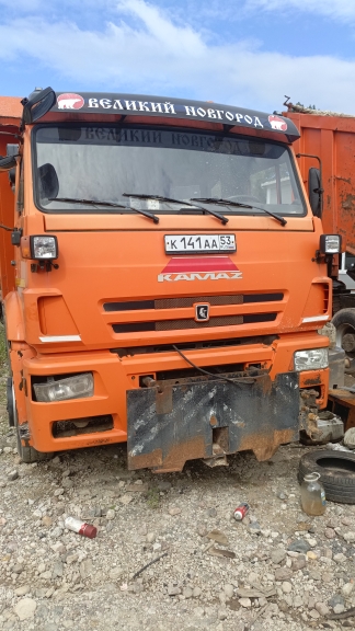 Вторичные. Лот № 5. Грузовой автомобиль ЭД 405 В1 (Камаз), 2017 года выпуска, государственный номер К141АА53, идентификационный номер (VIN) XKK504606H0000129. Местонахождение: Новгородская обл., г. Великий Новгород, ул. Магистральная, д. 7. Основание для реализации на торгах - постановление о передаче арестованного имущества на торги от 13 октября 2025. Должник (собственник) - ООО «Спецремстрой» (ИНН 5321153760, ОГРН 1125321002124).