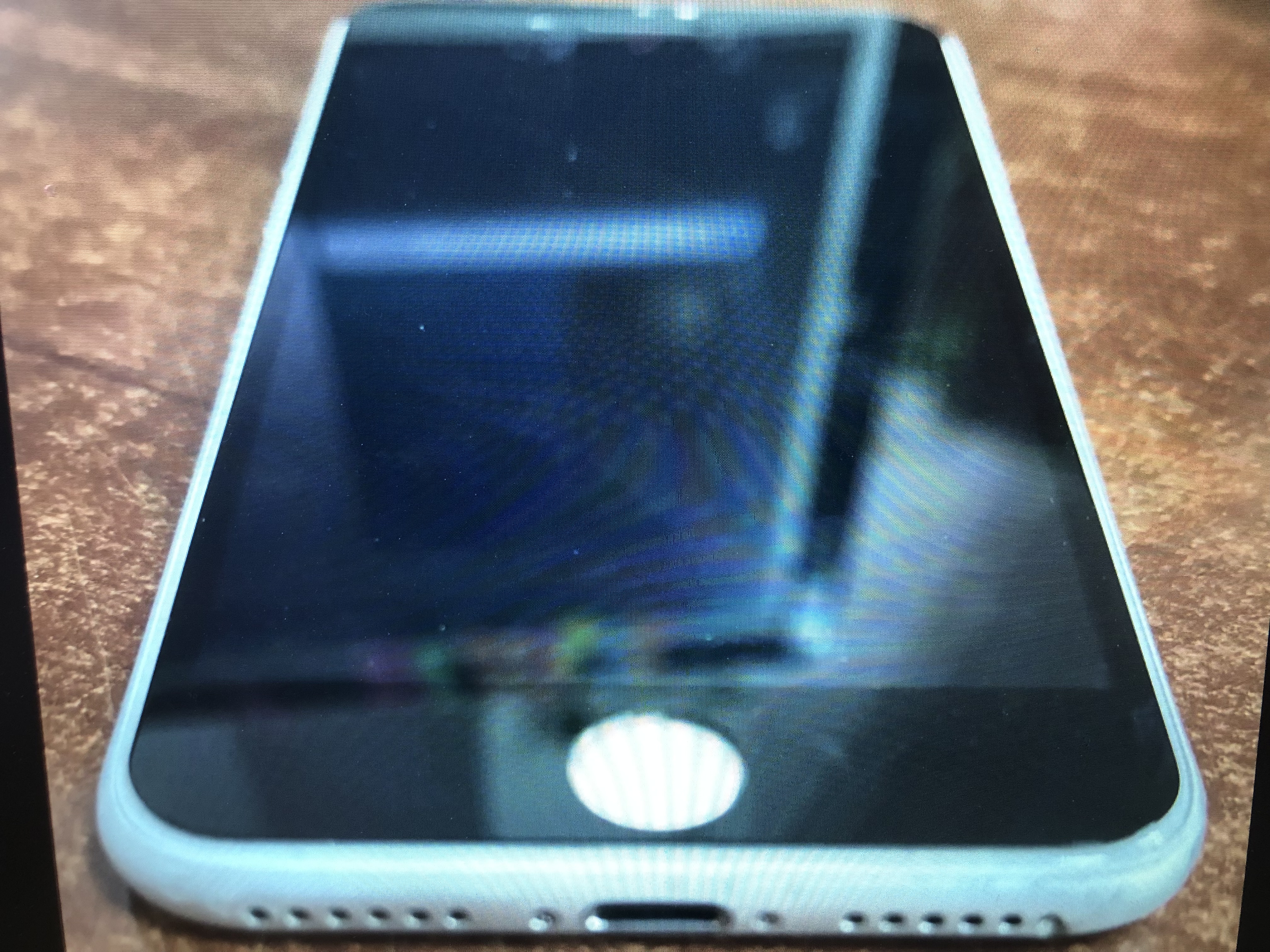Сотовый телефон марки Iphone 7 в корпусе серебристого цвета — 1 шт.