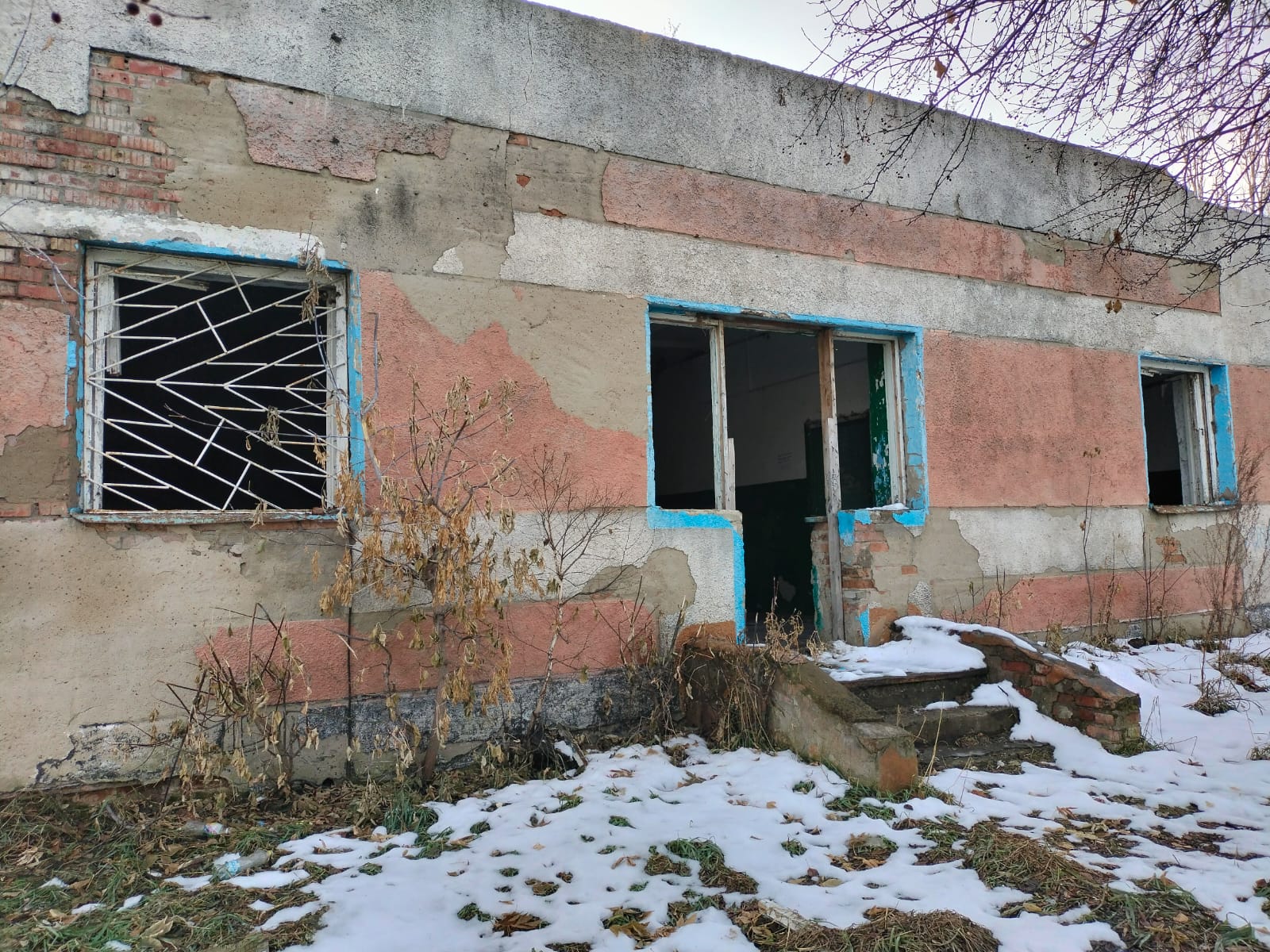 Нежилое здание с земельным участком