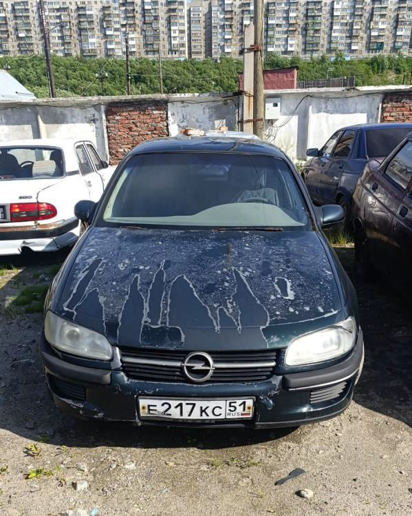 Автотранспортное средство Opel омега, зеленого цвета