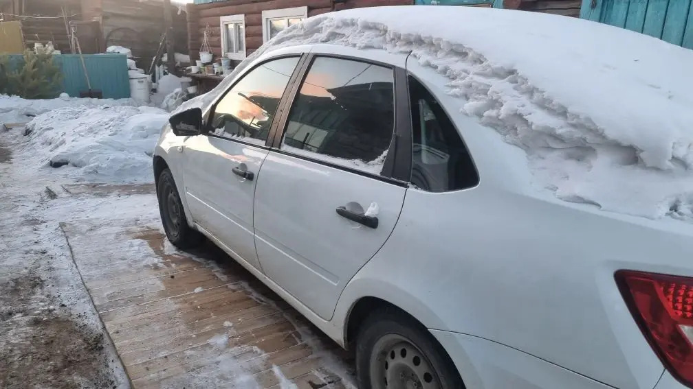 Легковой седан; LADA; GRANTA, 2020 г.в., г/н Н014ВТ75, VIN: XTA219010M0717467, номер кузова (прицепа): XTA219010M0717467, цвет белый. ПТС отсутствует. У ТС имеются повреждения в виде сломанного заднего бампера, передний бампер держится за счет проволоки, имеются сколы потертости, вмятины, следы от шурупов, не исправен двигатель и загнута задняя балка