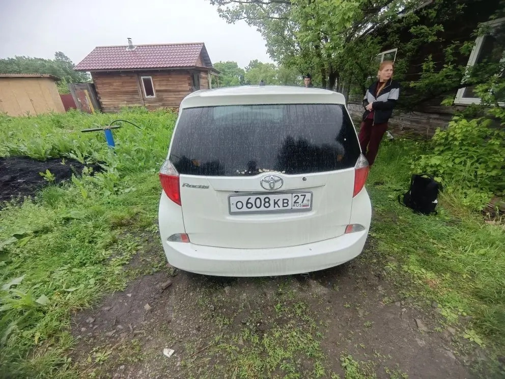 Автомобиль Toyota Ractis гос.знак 0608КВ27, в кузове белого цвета, номер кузова NCPI202054517, по корпусу имеются повреждения ЛКП