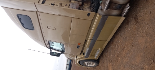 Грузовой тягач седельный: ВОЛЬВО; VNL64T670; 2005 г.в., г/н О648ВМ75; цвет Золотистый, VIN:4V4NC9TH65N375716, Номер шасси(рамы): 5N375716. У ТС частичное повреждение переднего бампера, на переднем крыле с правой стороны установлено дополнительное зеркало заднего вида.