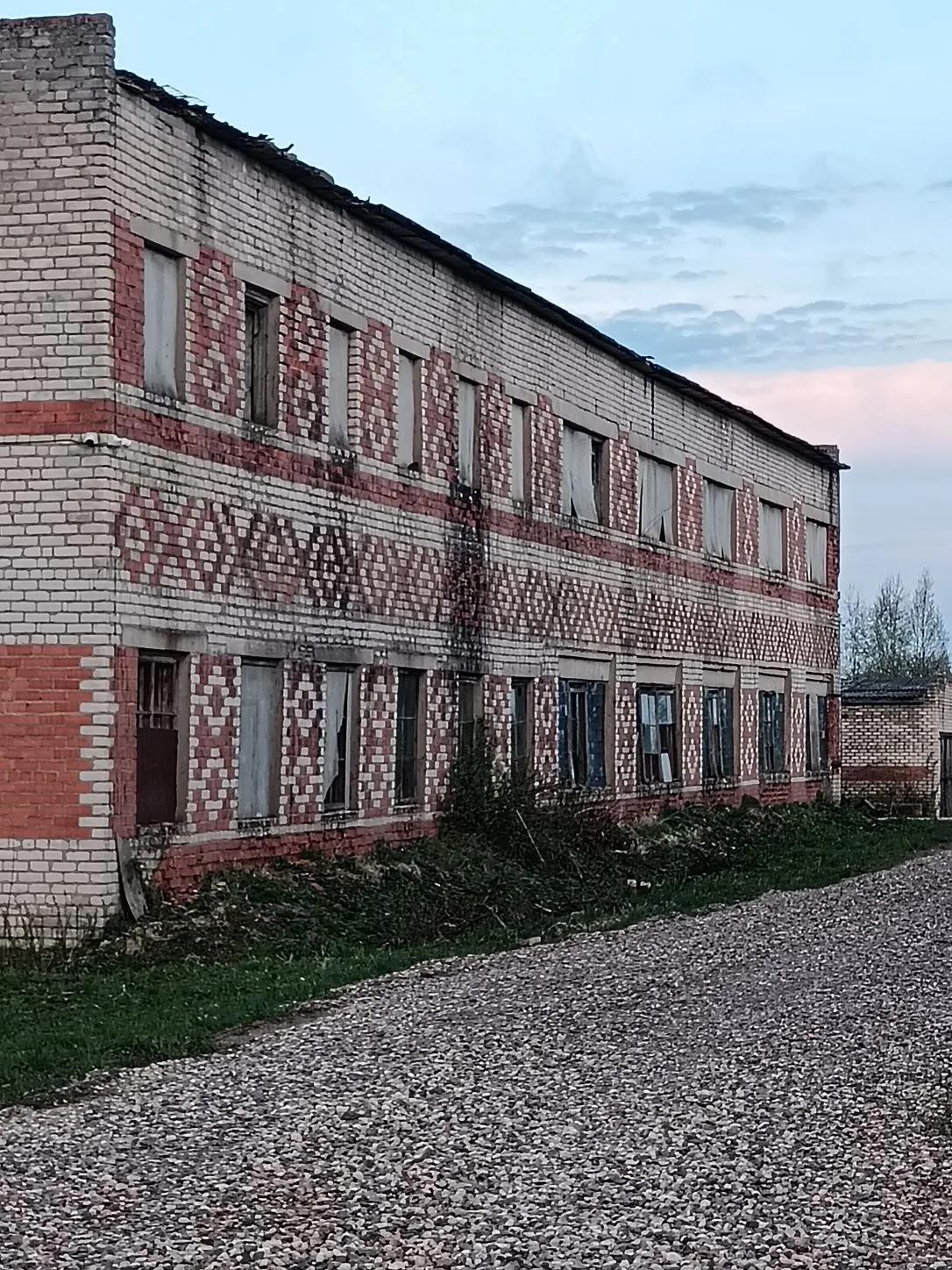 нежилое здание с земельным участком по адресу: Ярославская область, Первомайский муниципальный округ, территория Погорелка, здание 1