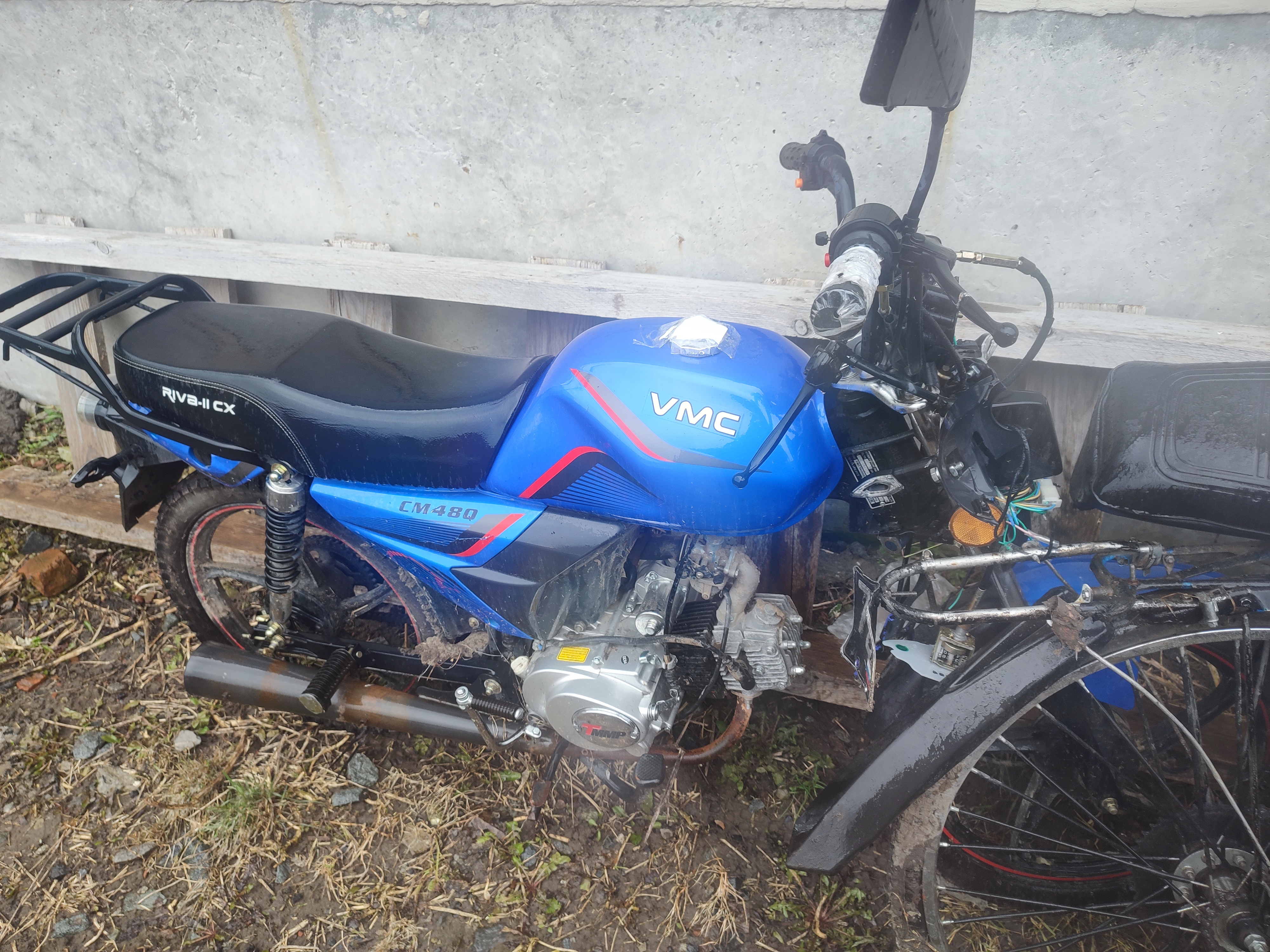 Мопед VMC CM 480 без г/н черно-синего цвета VIN LTEPCBLBOS1002410 (ключи и документы отсутствуют, техническое состояние не проверялось, пробег не известен). Имущество продается в том виде, в каком оно есть, в случае продажи возврату/обмену не подлежит. За скрытые дефекты имущества Продавец ответственности не несет.