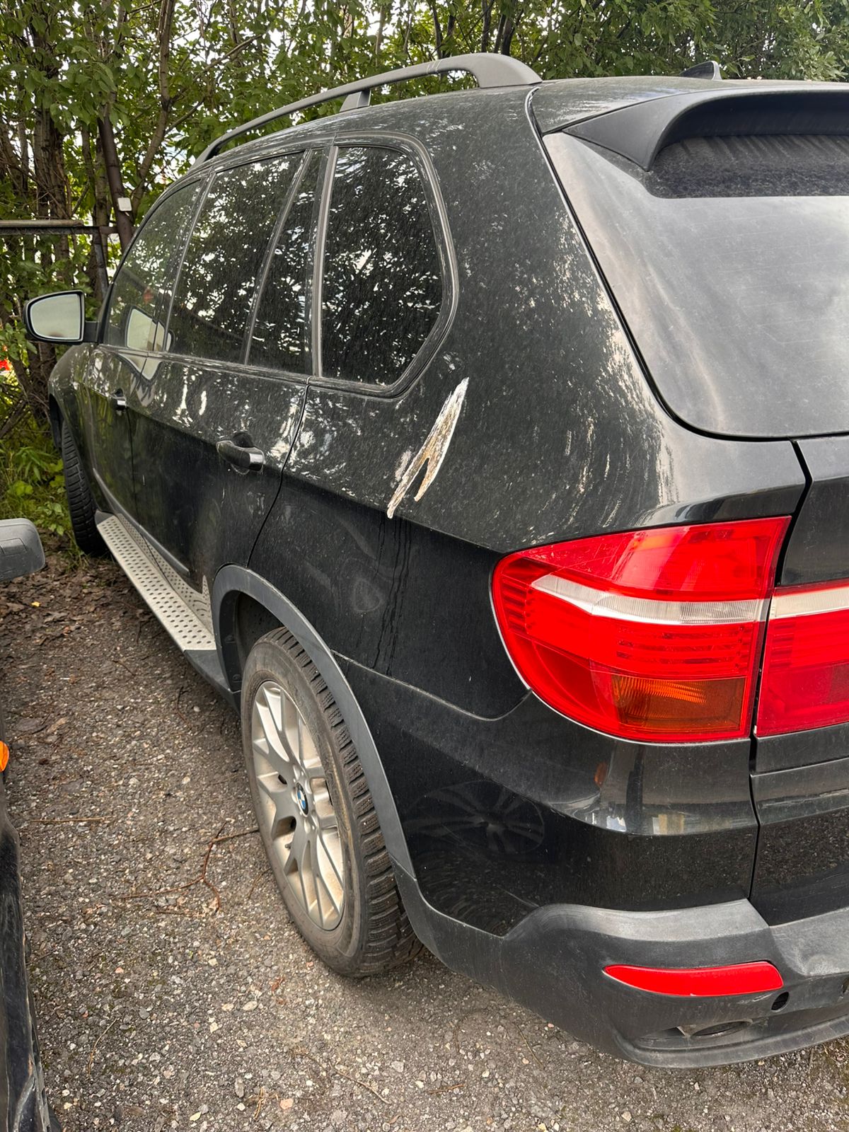 Автомобиль марки "BMW X5" ("БМВ Икс5"), государственный регистрационный знак К899ЕУ51, черного цвета, 2008 года выпуска. VIN: 5UXFE43528L009964