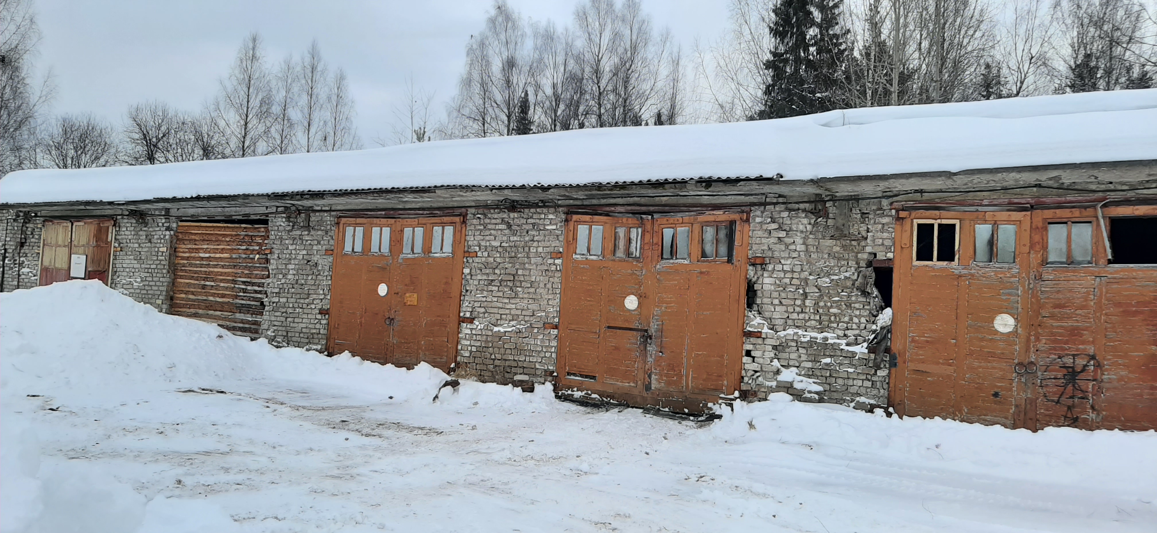 Нежилое здание (здание пожарного депо на 5 выездов с оборудованием) с кадастровым номером 43:13:500201:691, 1972 года постройки (на разбор)