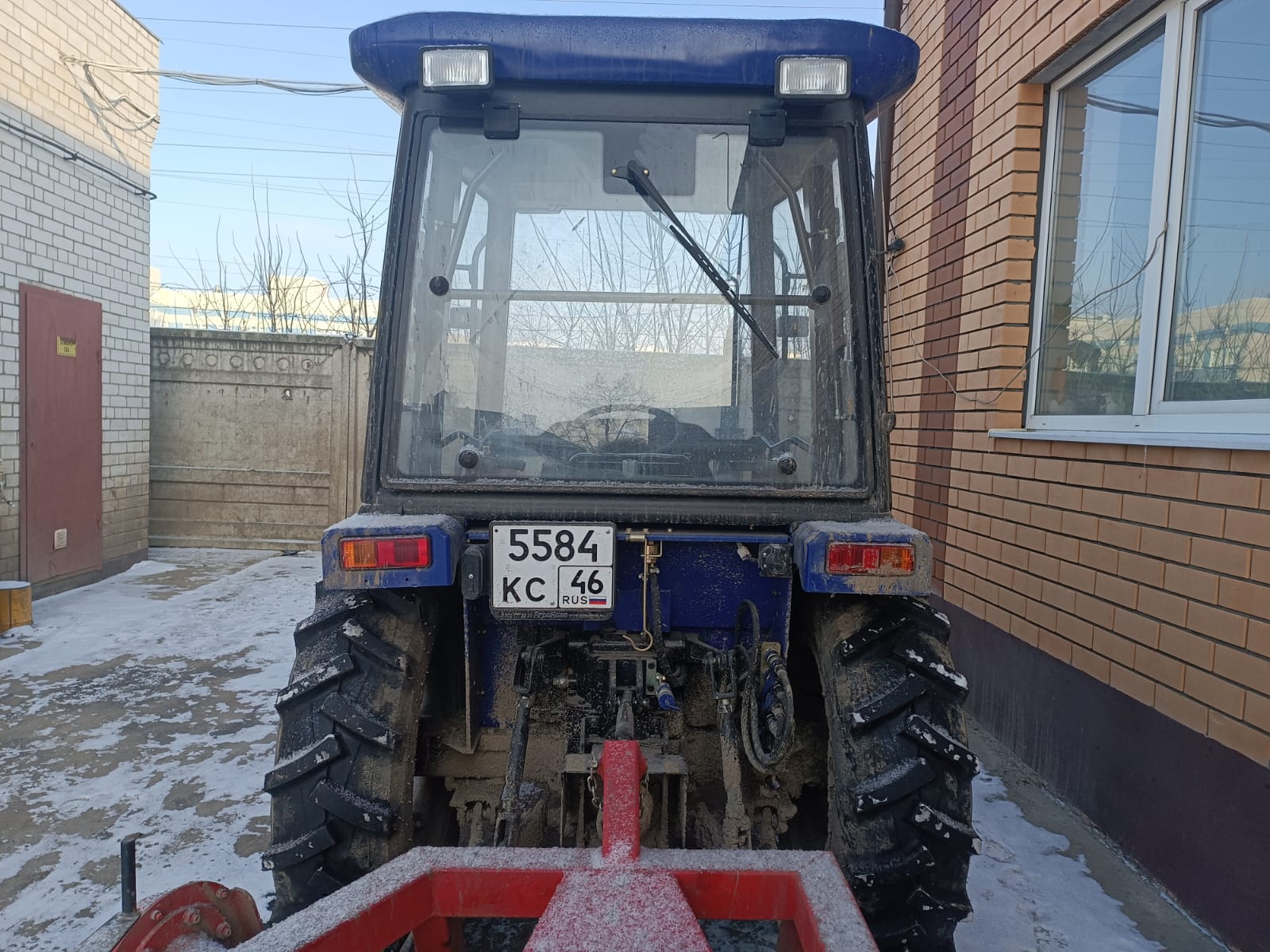 Трактор Lovol TE 404, 2023 года выпуска, цвет - синий, государственный номер 5584КС46, заводской номер машины (рамы) М200957PU, номер двигателя L800930109B (имущество обременено: арест, запрет на совершение регистрационных действий). Должник – ООО «Электростроймонтаж».