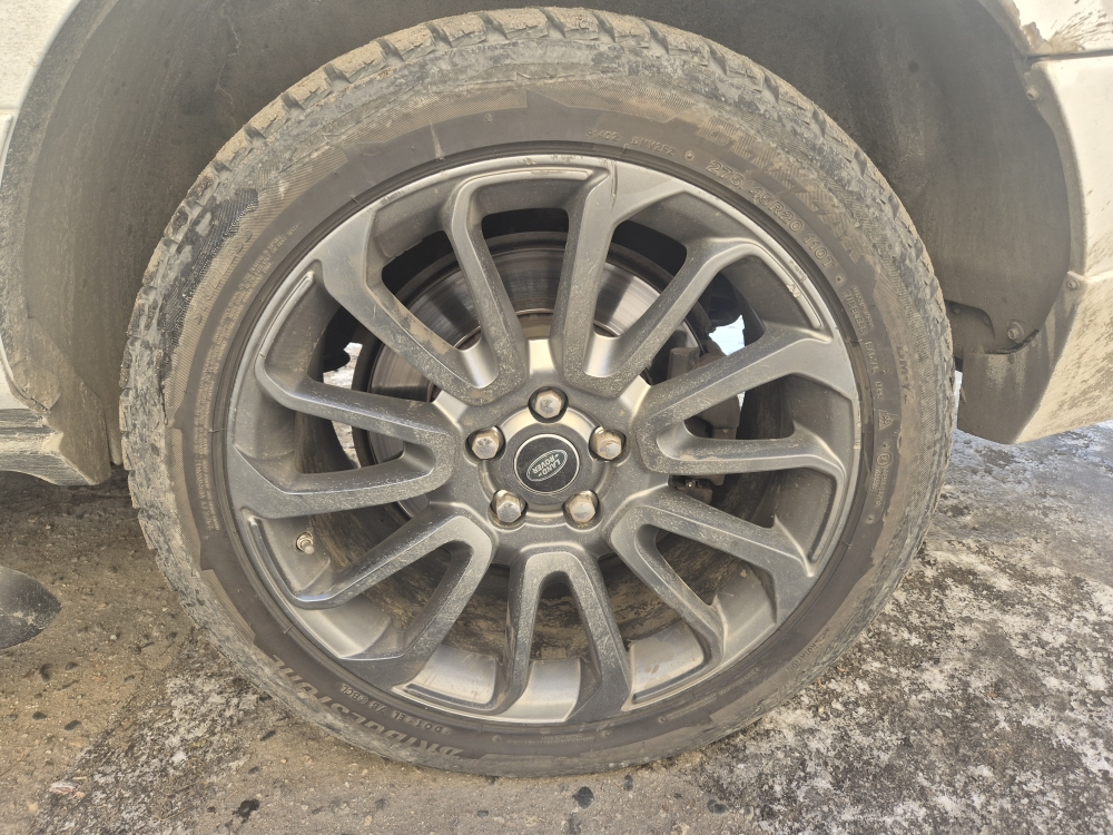 Легковой автомобиль марки LAND ROVER модель RANGE ROVER, 2010 г.в., г/н В444ЕМ75, VIN: SALLMAME4BA336881, номер кузова (прицепа): SALLMAME4BA336881, цвет белый. На кузове имеются незначительные царапины и сколы, на обивке сидений имеются незначительные повреждения, царапины на левой фаре
