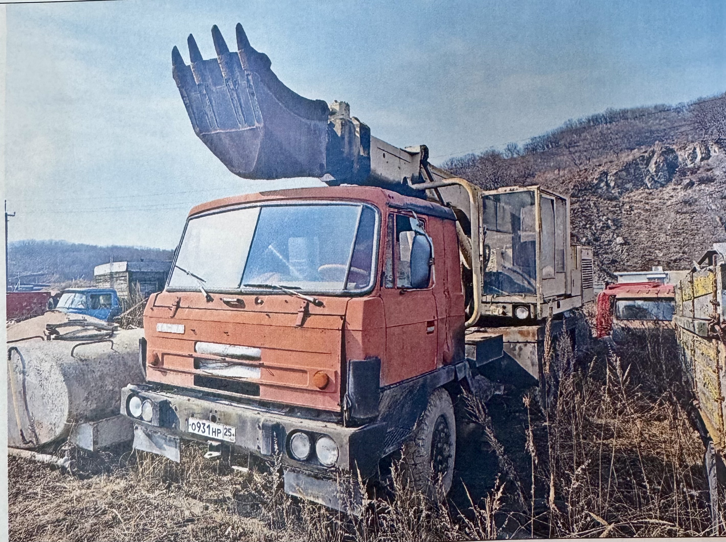 Движимое имущество: транспортное средство марка TATRA УДС, наименование: грузовой - самопогрузчик, ПТС – 25 BX 191263, идентификационный № - отсутствует, № двигателя (двигателей) - 87153, № шасси (рама) - 22051, № кузова (кабины, прицепа) - отсутствует, цвет кузова (кабины, прицепа) - оранжевый, год выпуска - 1990, регистрационный знак – О 931 НР