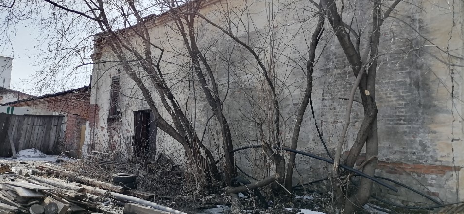 Нежилое здание площадью 288,9 кв. м, расположенное по адресу: Томская область, г. Томск, с. Дзержинское, пер. Фабричный, д. 1, с отчуждаемым земельным участком площадью 755,0 кв. м, занимаемым указанным зданием и необходимым для его эксплуатации, расположенным по адресу: Томская область, г. Томск, с. Дзержинское, пер. Фабричный, 1