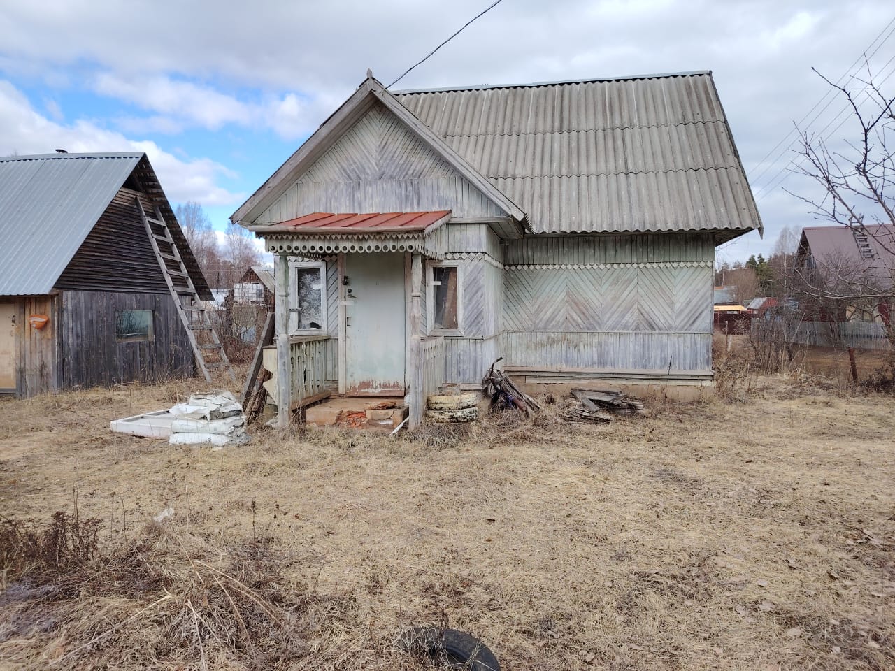 Земельный участок площадью 858 кв.м,  с расположенными на нем объектами недвижимого имущества — нежилым 2-х этажным зданием - садовый дом, площадью 41,4 кв.м, а также нежилым одноэтажным зданием - бани, площадью 20,9 кв.м,  расположенных по адресу: Вологодская область, р-н. Бабаевский, д. Пенек