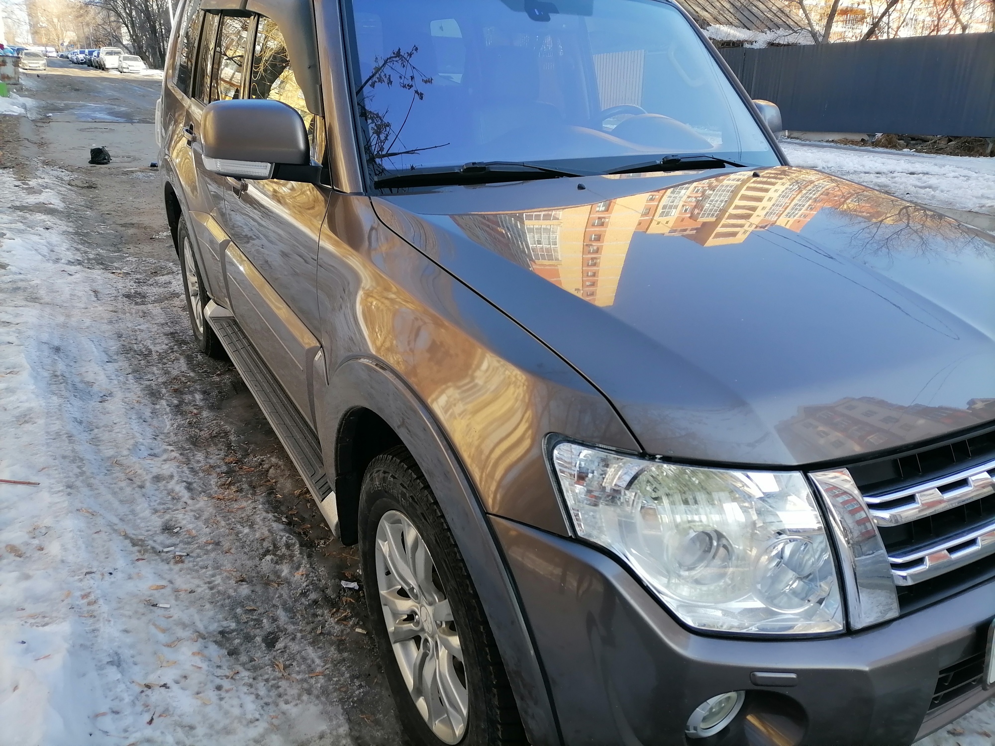 Автомобиль Mitsubishi Pajero LWB, легковой универсал, 2012 года выпуска.
