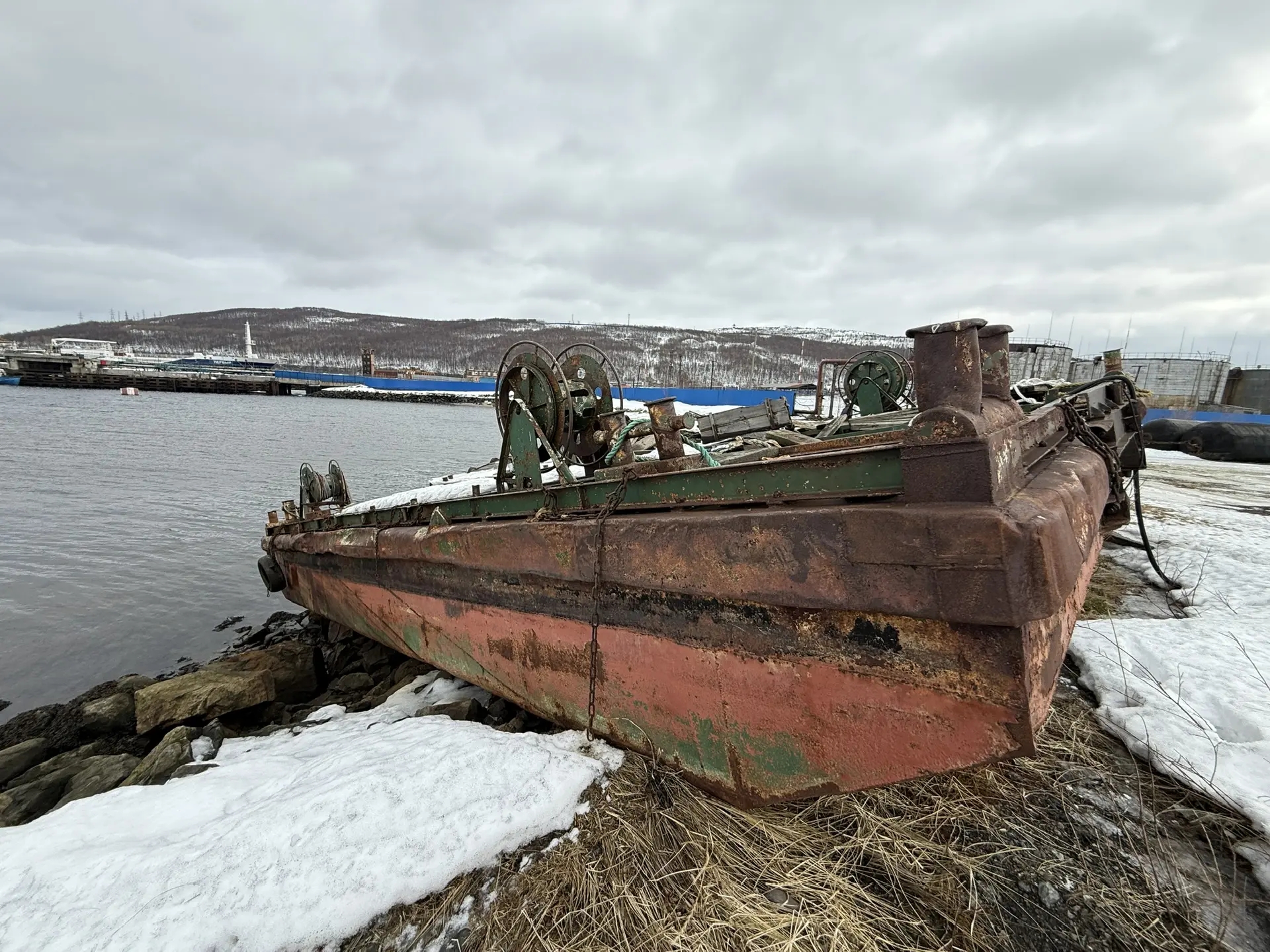 Водное транспортное средство, понтон «ПМ-2», регистрационный номер 10019589, год постройки 2016. Корпус полностью покрыт ржавчиной, палуба разобрана, имеется частичное деревянное покрытие, на палубе 4 катушных бабины, по всему корпусу вмятины и пробоины. Местонахождение: г. Мурманск, ул. Подгорная, д. 132. По итогам торгов по данному лоту победитель производит оплату за имущество по цене, увеличенной на сумму НДС (22 %). Должник ООО «ЗСК-Мурман».