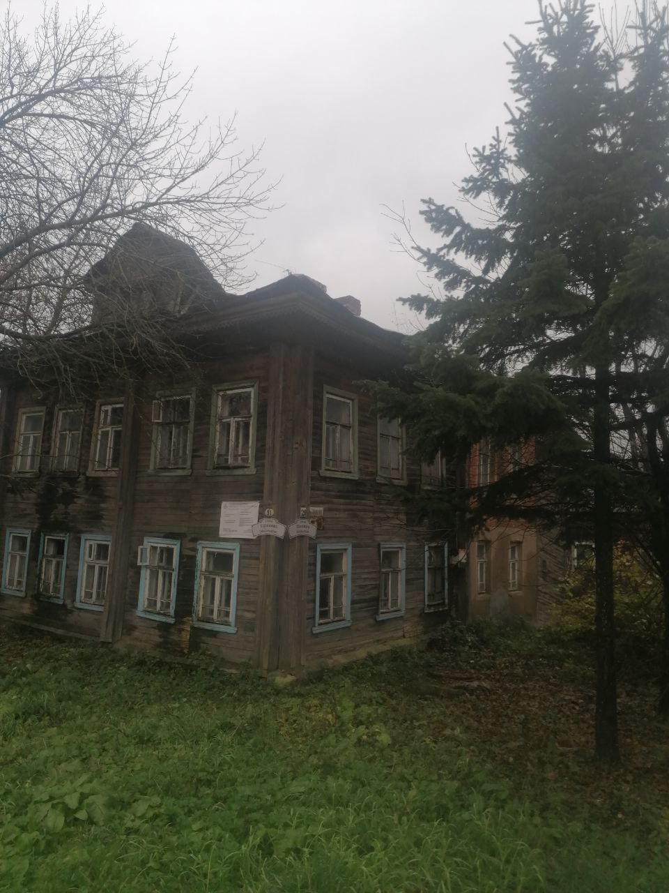 нежилое здание, общей площадью 120,9 кв.м., кадастровый номер: 76:21:020217:26, назначение - нежилое, количество этажей - 2, в том числе подземных 0, с земельным участком, общей площадью 323 кв.м., кадастровый номер 76:21:020217:6, категория земель - земли населённых пунктов, виды разрешённого использования - историко-культурная деятельность, расположенных по адресу: Ярославская область, г. Тутаев, ул. Ушакова, д.31