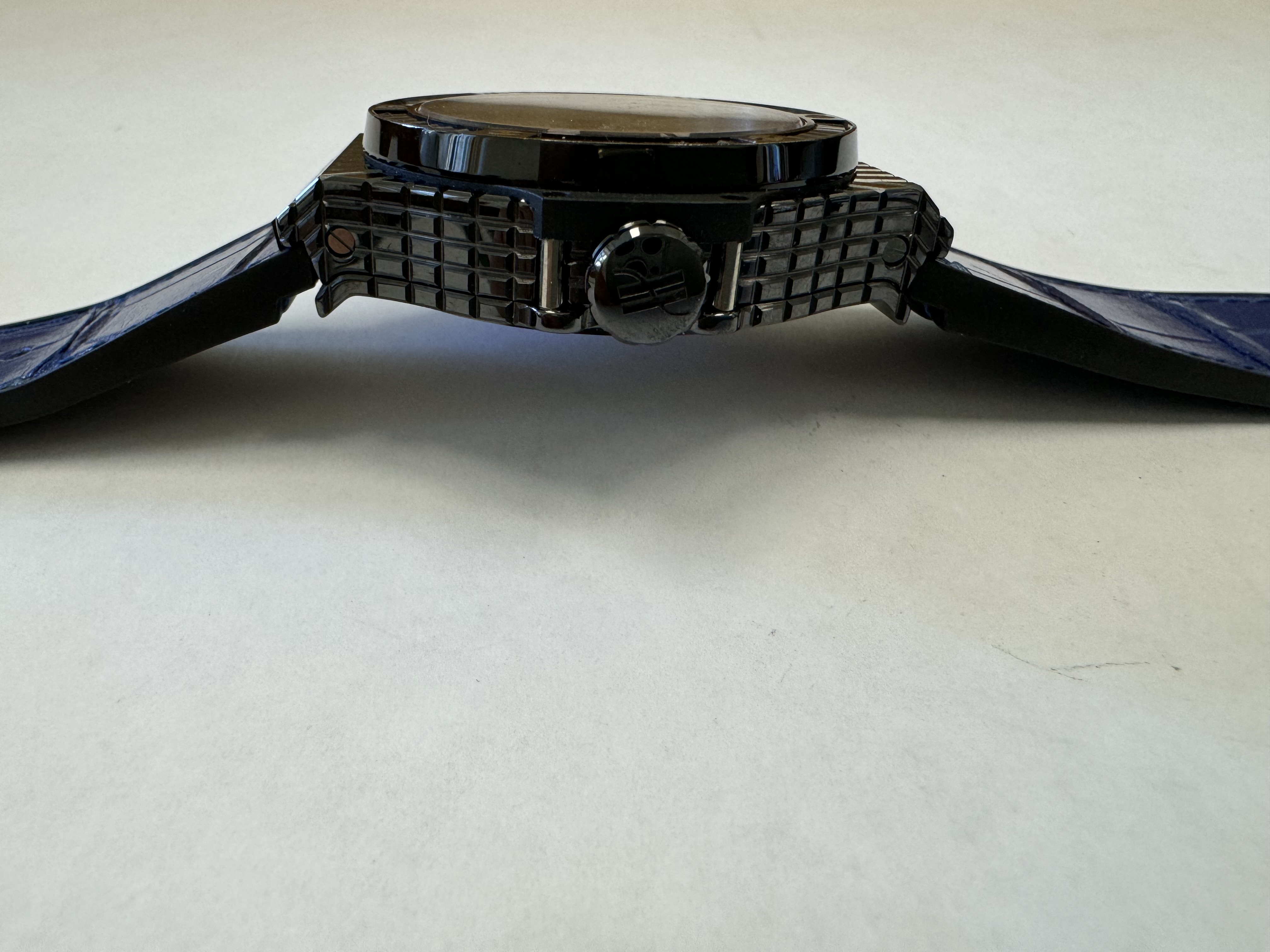 Наручные часы «Hublot Big Bang Tutti Fruitti Dark Blue Caviar ref. 346.CD.1800.LR.1901»в круглом корпусе из металла темного цвета со вставками синего цвета. Часы имеют ремешок из материала синего цвета с замком из металла черного цвета. На оборотной стороне часов имеется надпись «HUBLOT», «BIG BANG», «946159», б/у