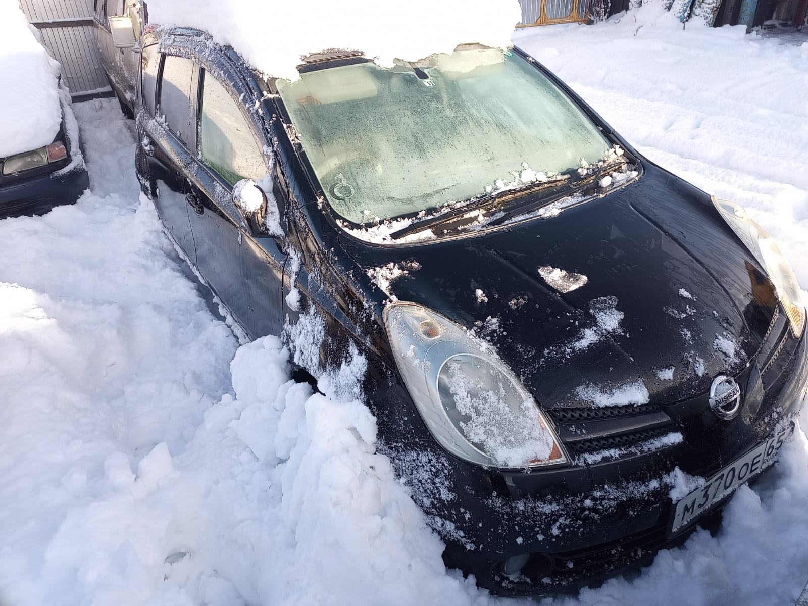Автомобиль марки “NISSAN NOTE” регистрационный номер М 370 ОЕ 65