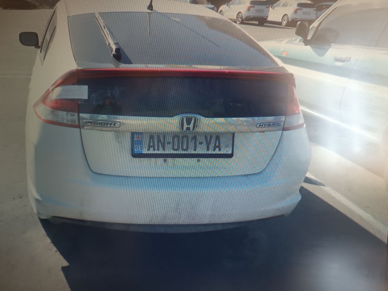 Автомобиль HONDA INSIGHT, 2009 года выпуска, г/н в Грузии AN001YA, VIN: JHMZE2H79CS001029, цвет кузова – белый.