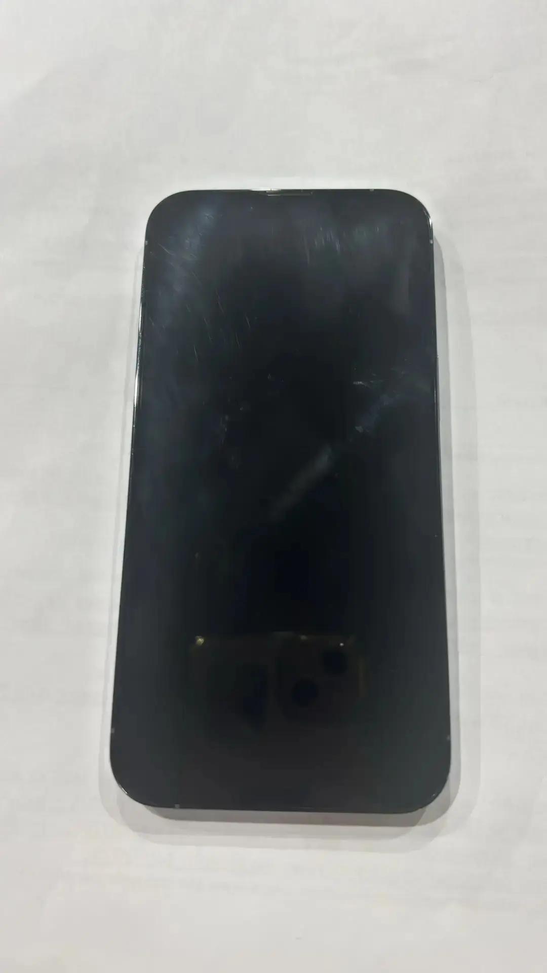 мобильный телефон марки "Iphone 15 Pro Max" в корпусе серого цвета с защитным чехлом 1 шт.