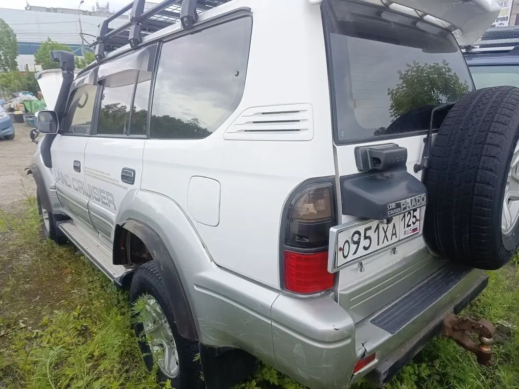 Автомобиль марки Toyota Land Cruiser Prado, г/н О951ХА125 ,1998 г.в., № кузова KZ3950106306 , цвет бело-серый