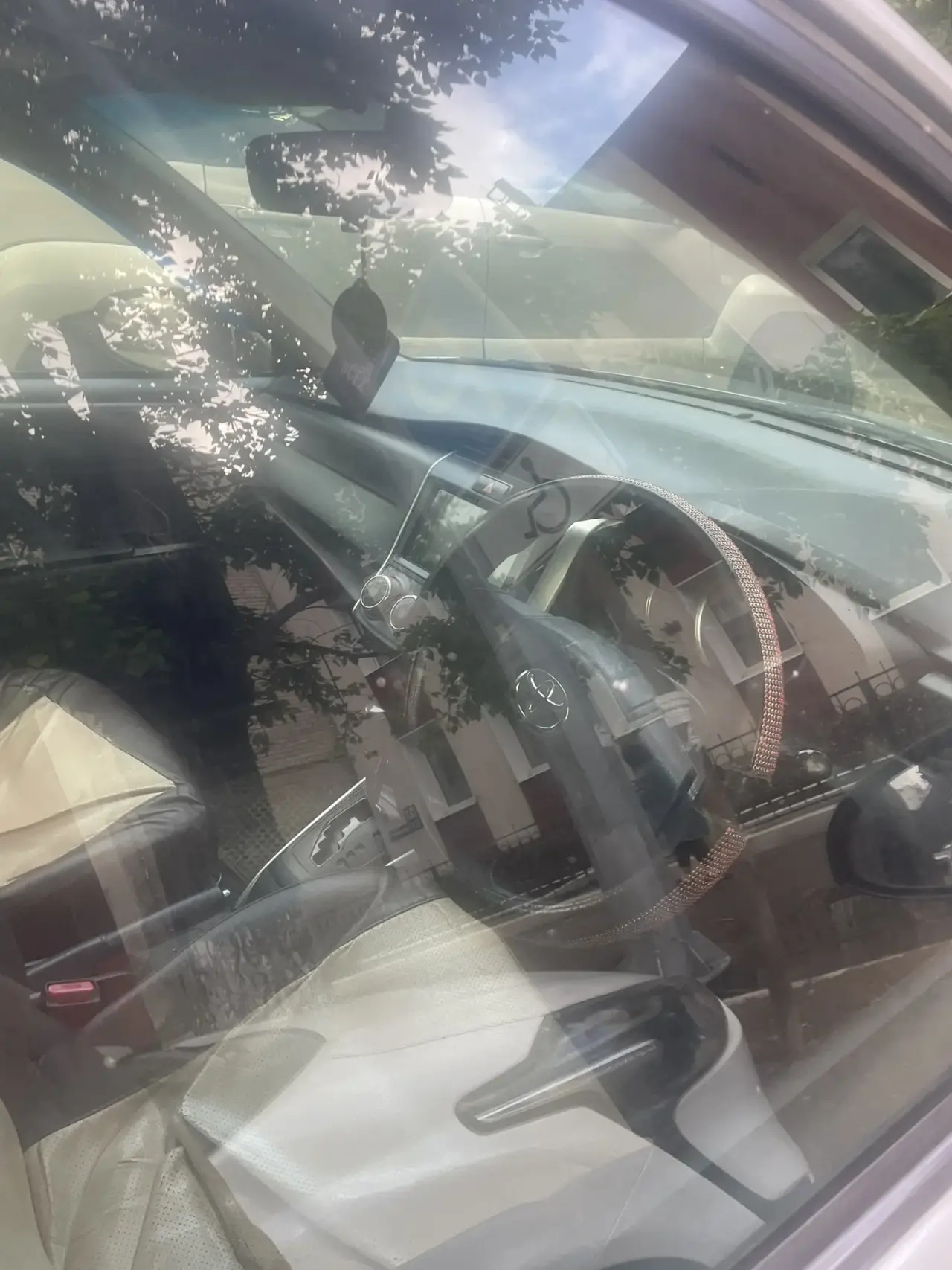 Легковой универсал; TOYOTA; COROLLA FIELDER, 2015 г.в., г/н Н284ЕМ75, номер кузова (прицепа): NZE1648002225, цвет серый. ПТС отсутствует. Автомобиль имеет по всему периметру вмятины, трещины, царапины