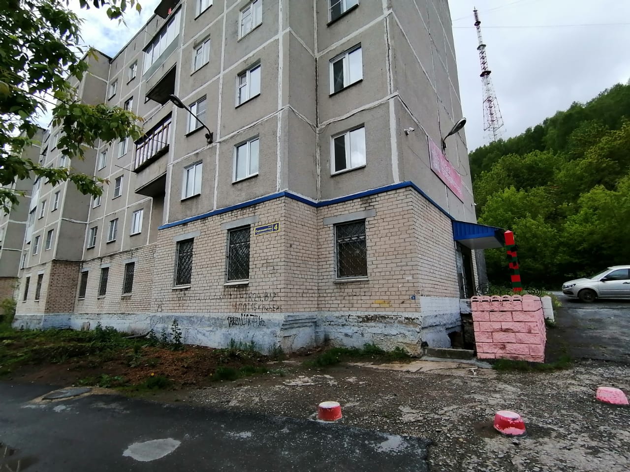 Нежилое помещение, назначение: нежилое, площадь: 117,3 кв. метра, этаж: цокольный, кадастровый номер: 74:25:0304603:263, расположенное по адресу: Челябинская область, г. Златоуст, ул. им. Ф.Ф. Сыромолотова, д. 4, пом. 7