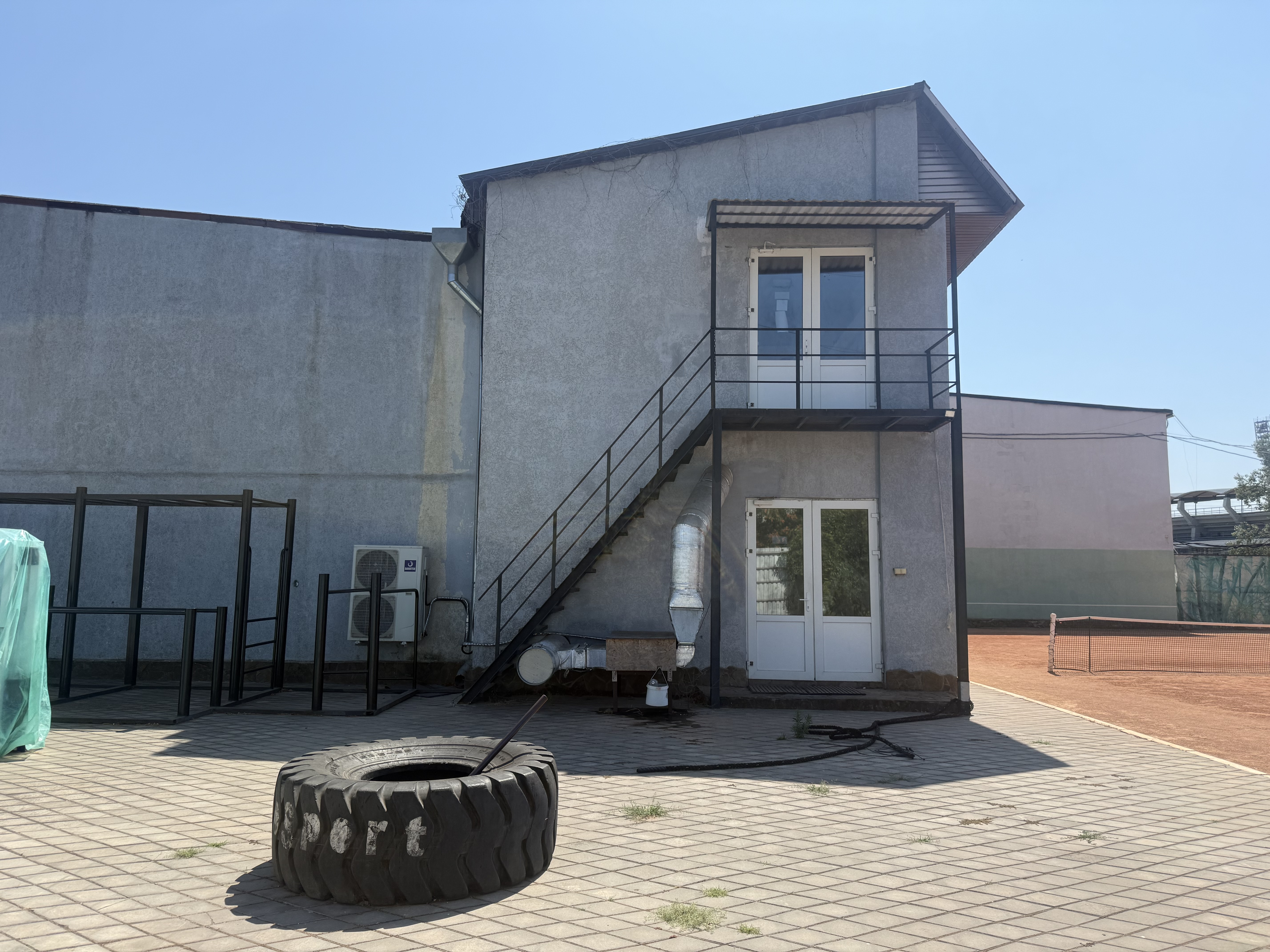 часть здания с кадастровым номером 90:19:010110:810 площадью 479,6 кв.м, расположенного по адресу: Республика Крым, г. Керчь, ул. Мирошника, д.1-Б