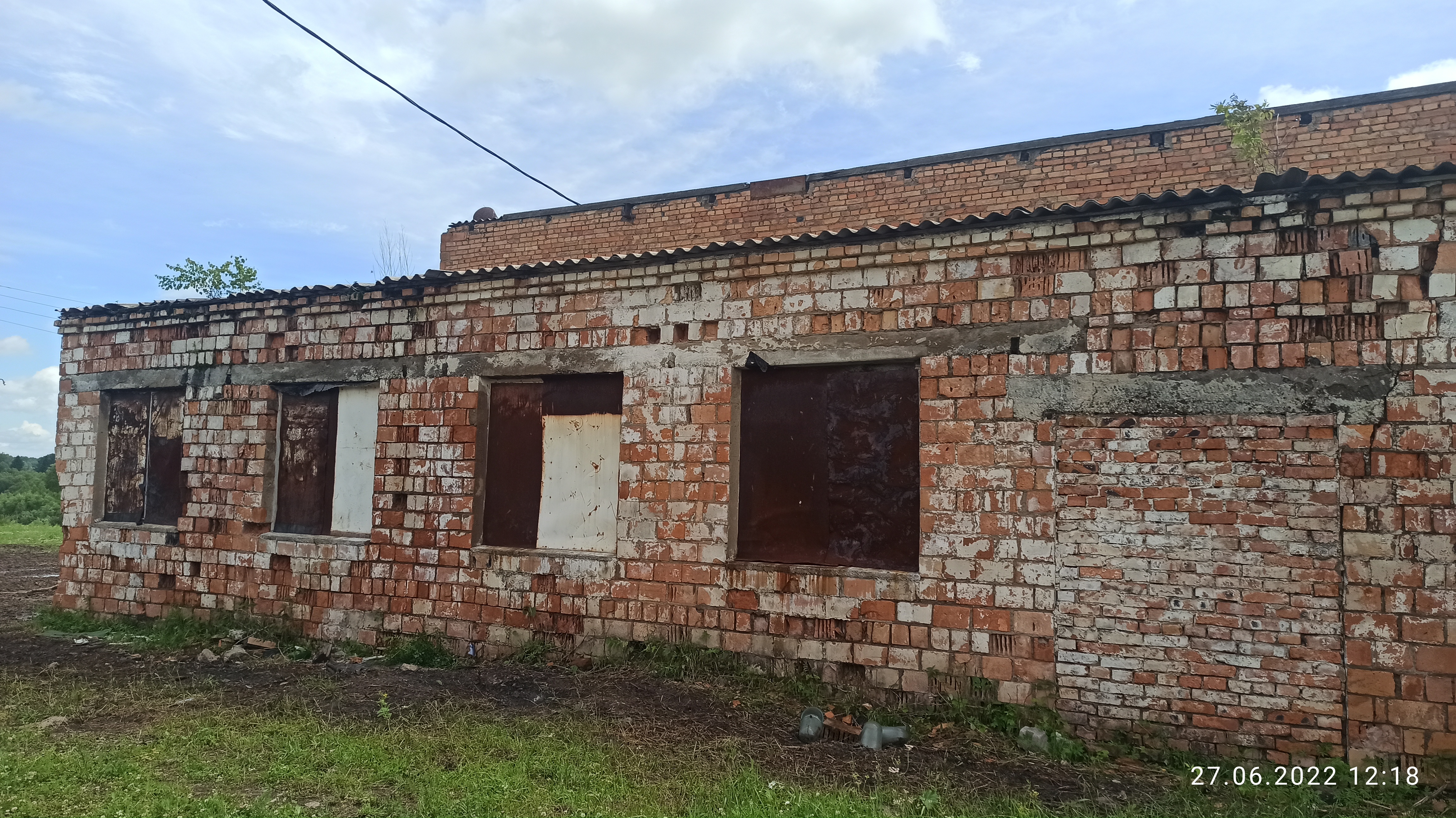 нежилое здание расположенное по адресу: Красноярский край, Бирилюсский район, с.Полевое, ул.Центральная, 2 б, кадастровый номер 24:05:0804003:231, площадь 452,00 кв.м. на с земельным участком кадастровый номер 24:05:0804003:232, площадь 2434,00 кв.м.