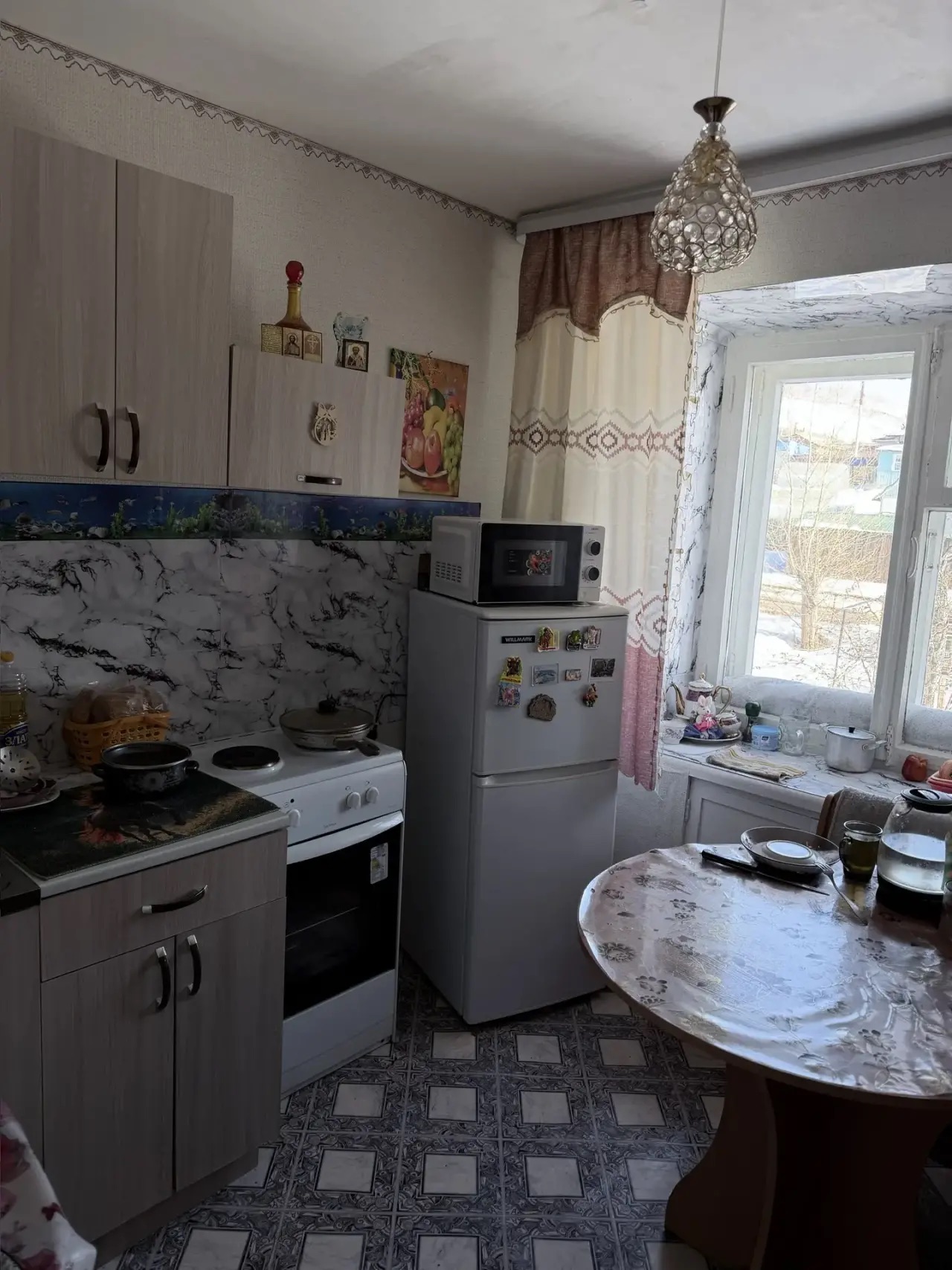 Квартира, назначение: жилое, этаж 2, площадь 29,5 кв.м., кадастровый номер 75:24:340101:1017, по адресу: Забайкальский край, р-н Шилкинский, пгт. Первомайский, Микрорайон, д.14, кв.70. В квартире состоит из 1 комнаты, балкона, кухни, санузел и коридор. Комната без линолеума, балкон застеклен, в санузле плитка зеленого цвета. В квартире имеется ремонт.