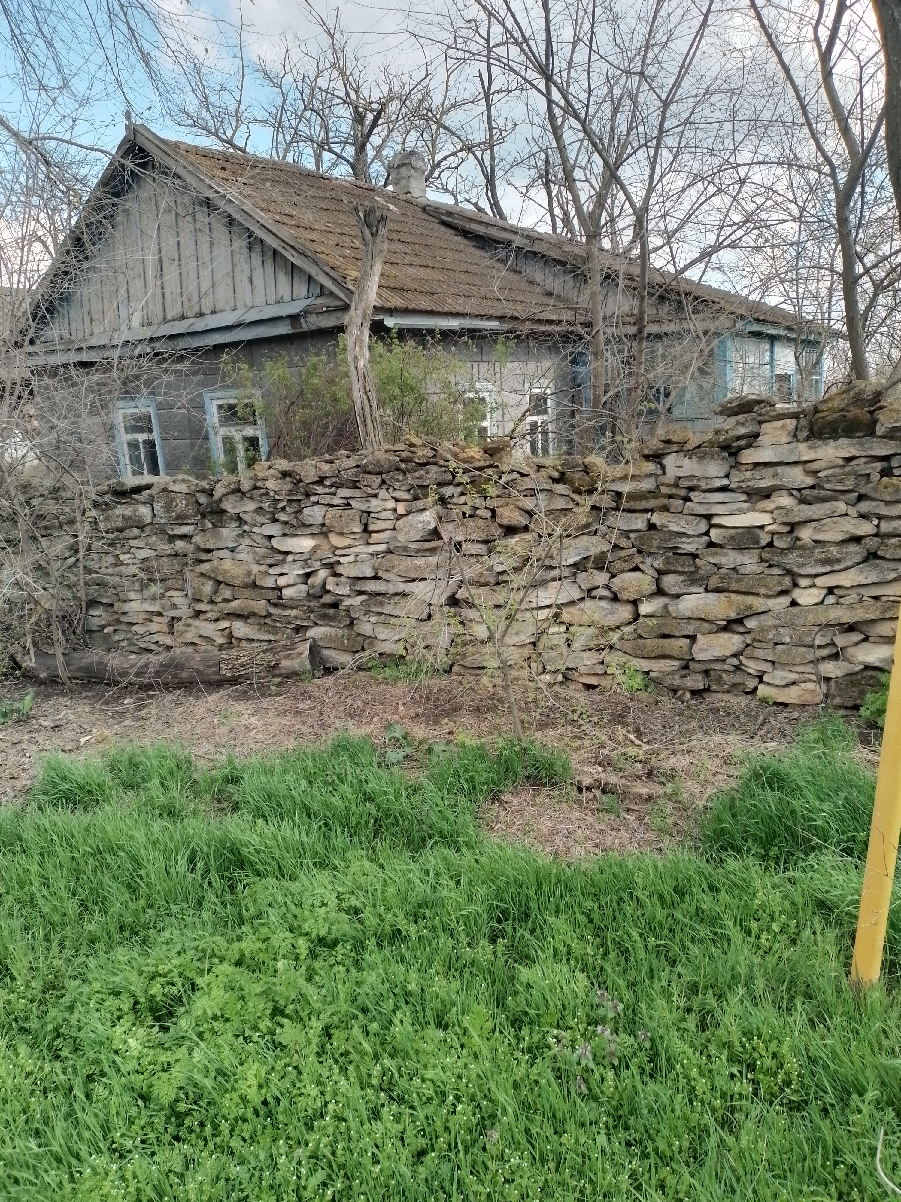Здание, местоположение Ставропольский край, Александровский район, х. Харьковский, ул. Ленина, 54, кадастровый номер: 26:18:080203:80 назначение – нежилое, площадь 42,1 кв.м. Земельный участок, местоположение Ставропольский край, Александровский район, х. Харьковский, ул. Ленина, 54, кадастровый номер: 26:18:080203:79, площадь 1500 кв.м., категория земель: земли населенных пунктов, вид разрешенного использования: для ведения личного подсобного хозяйства
