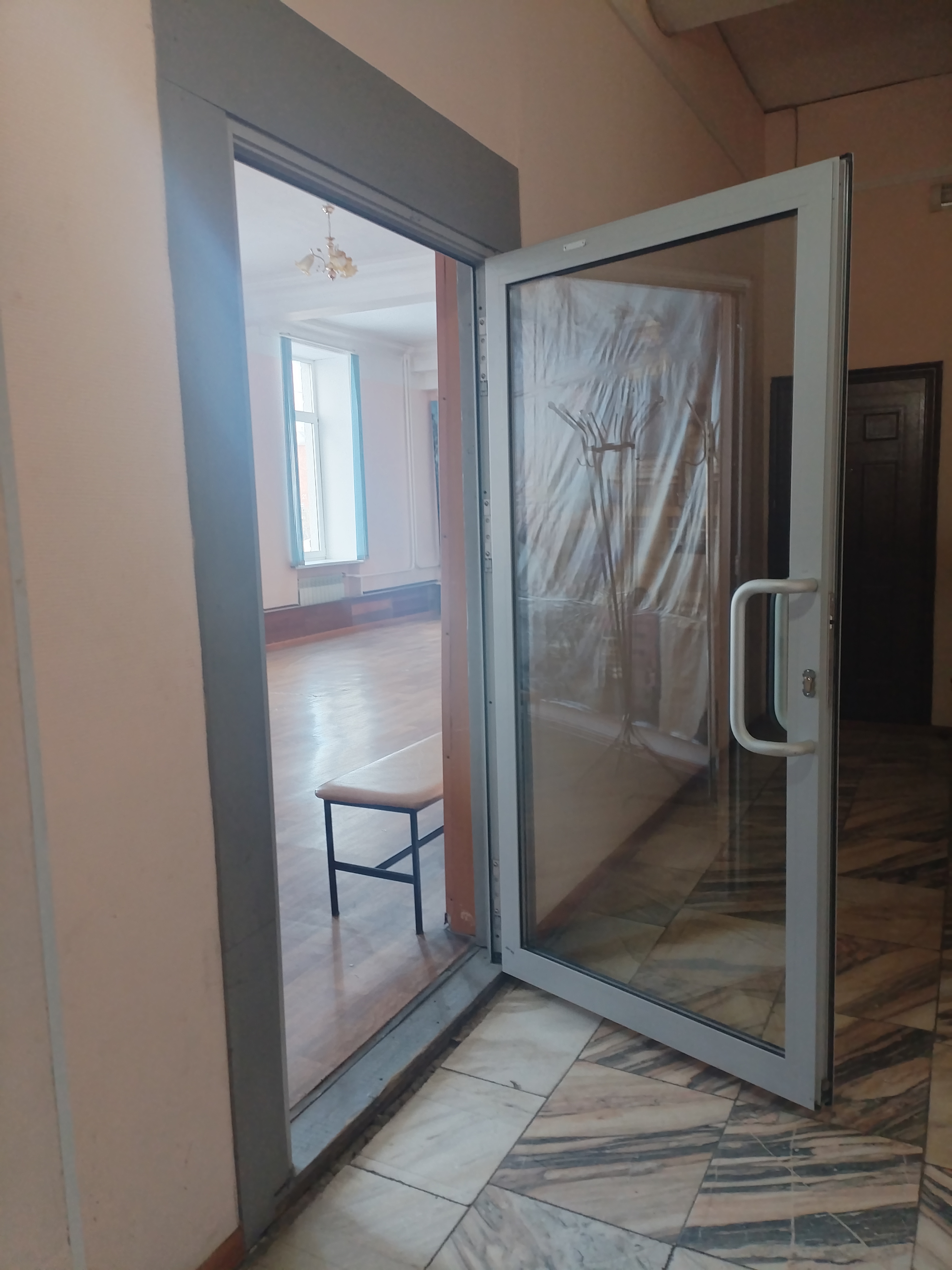 Нежилое помещение площадью 62,1 кв.м, расположенное на 1 этаже здания ОП «ДК им. 50-летия Октября» по адресу: г. Кемерово, ул. 40 лет Октября, 18, закрепленное на праве оперативного управления за МАУ «ДРКУ». Целевое назначение: для организации пространства с современным оборудованием виртуальной реальности. Режим использования: индивидуальное использование.