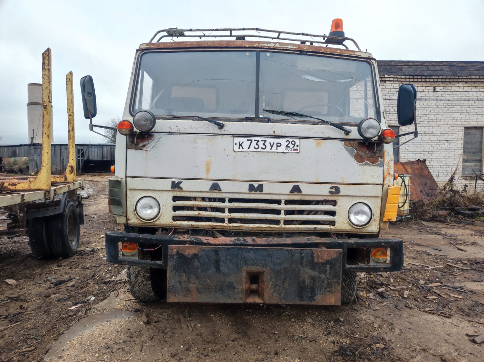 Грузовой самосвал Камаз 55111А, 1999 года выпуска, цвет – светло-серый, VIN XTC55111AX2106196, государственный номер К733УР29, коррозия, потертости и вмятины по всему кузову. (на стоимость сложившуюся по итогам аукциона, будет начислен НДС 22%)