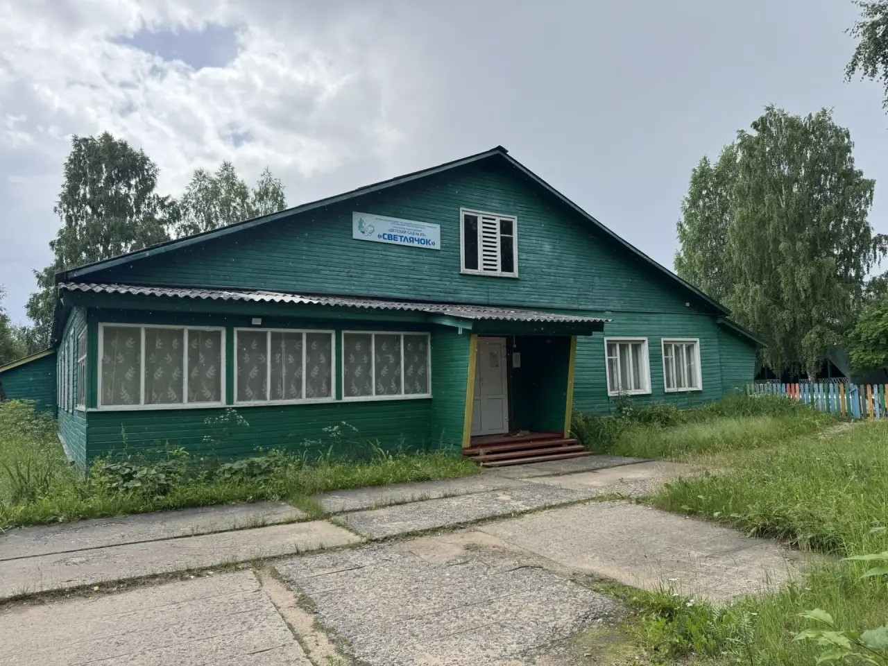 Здание детского сада Светлячок, с кадастровым номером 29:01:000000:836, площадью 435,5 кв.м., расположенное по адресу: Российская Федерация, Архангельская область, м.о. Вельский, д. Лукинская, д. 5Б, одновременно с отчуждением земельного участка с кадастровым номером 29:01:140609:68, площадью 6815 кв.м., по адресу: Архангельская область, Вельский район, МО "Муравьевское", дер. Лукинская, д. № 5Б, строение 1.