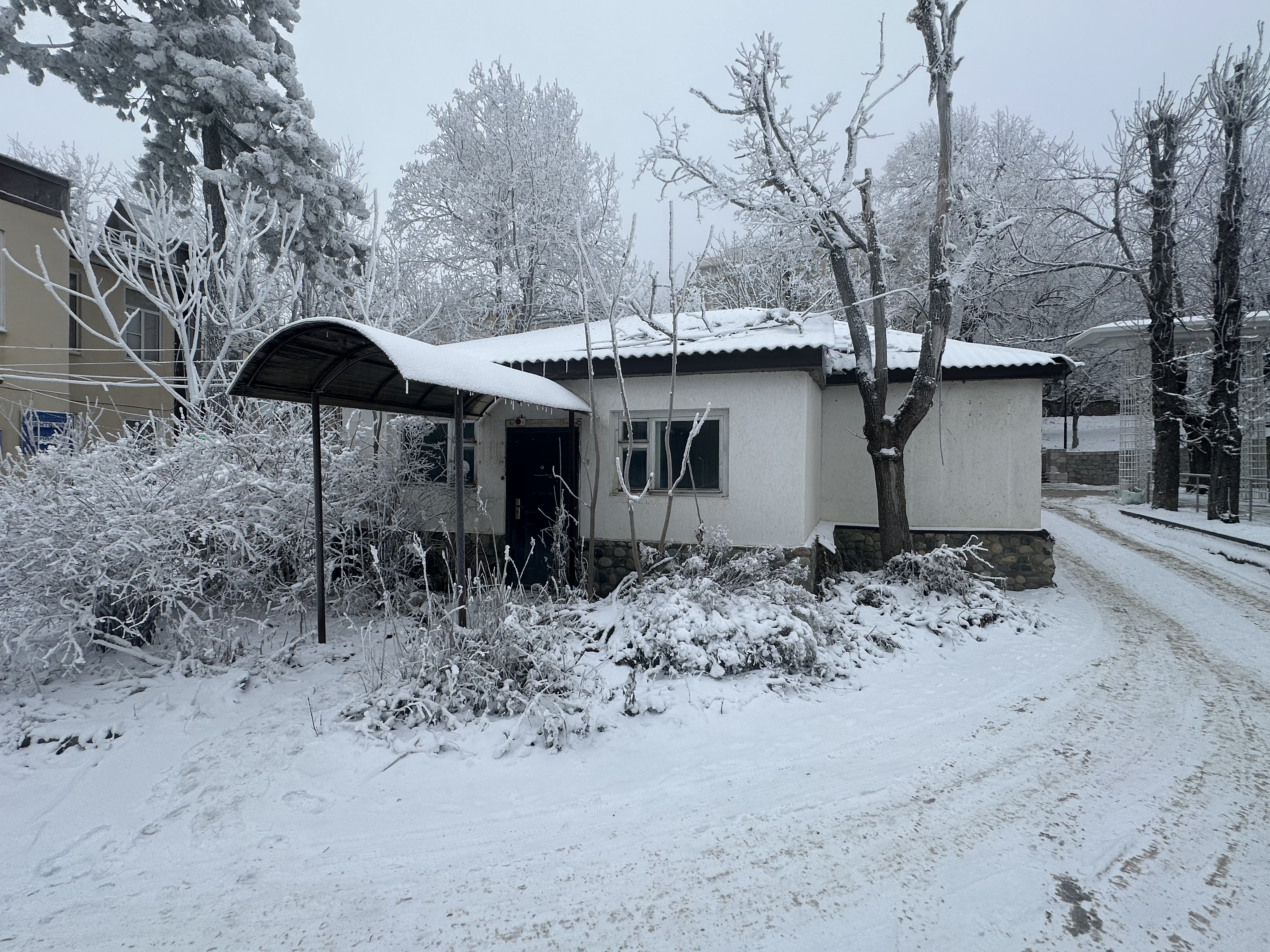 Нежилое здание общей площадью 87,4 кв. м, расположенное по адресу: Ставропольский край, г. Железноводск, ул. Семашко, д.13Б