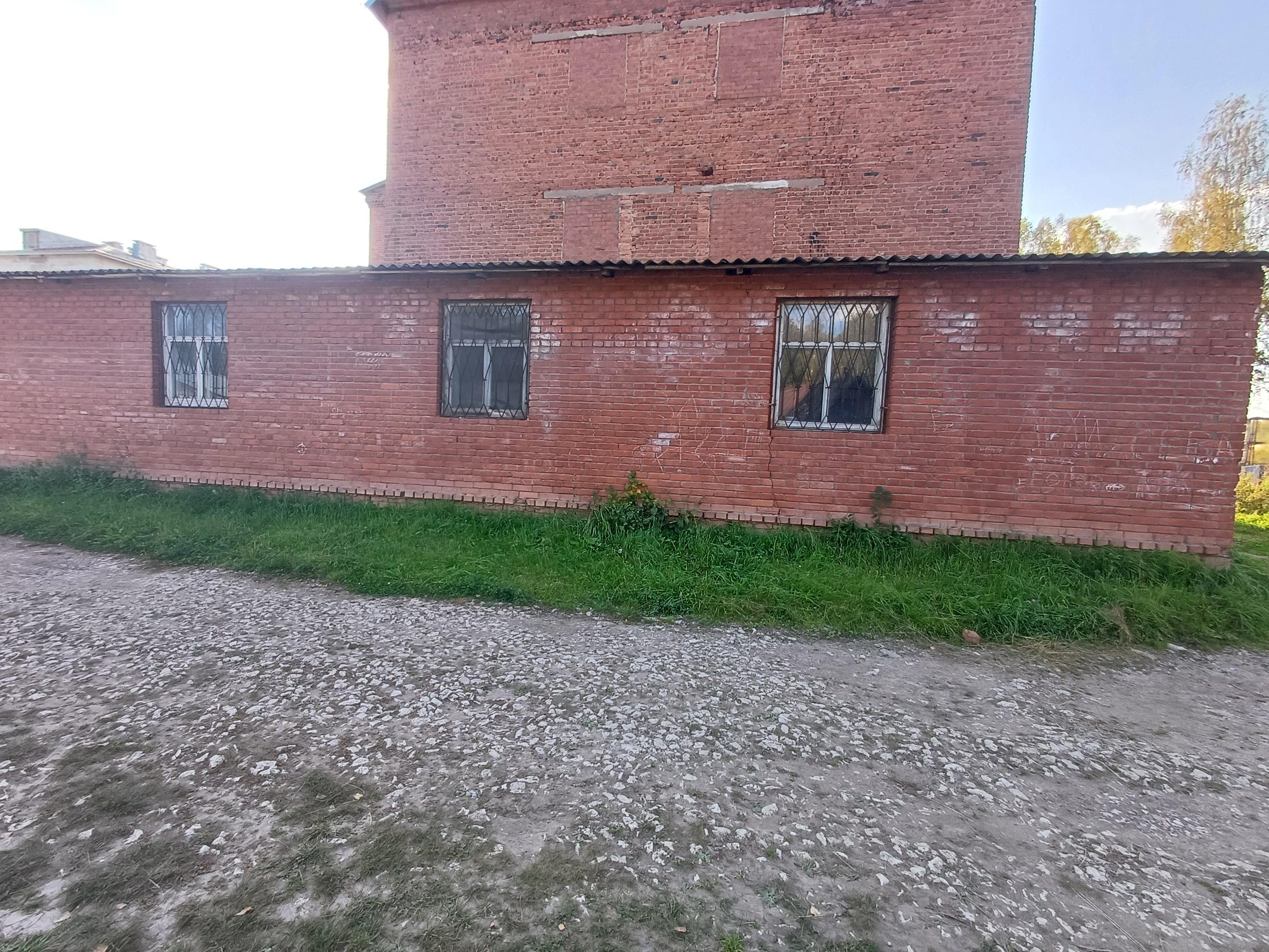 Нежилое помещение общей площадью 137,9 кв.м., с кадастровым номером 18:17:108004:215, по адресу: Удмуртская Республика, Можгинский район, с. Черемушки, ул. Макаренко, д. 1, пом. 78,79,80,81.