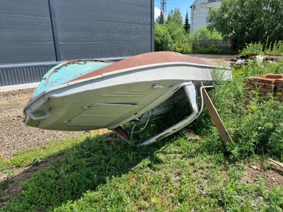 Маломерное судно Обь М, 1982 г.в., заводской № 67279, бортовой № Р27-53КЮ, комплектность и состояние  не проверялась,  данное имущество обращено в доход государства. Находится в Енисейском районе