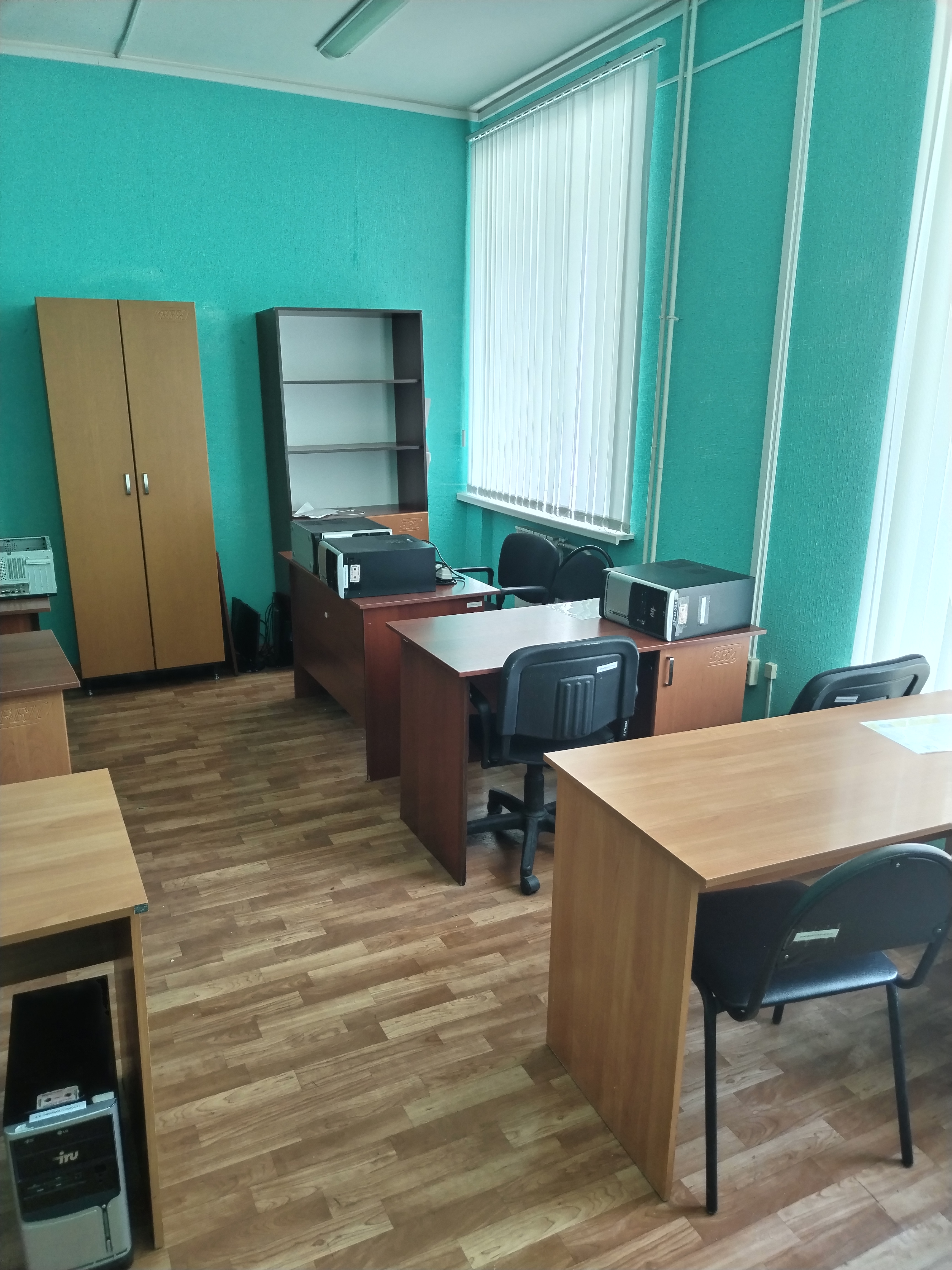 Нежилое офисное помещение площадью: 18,0 кв. м., номер помещения – 33, расположенное на 2 этаже здания МАУ «Бизнес-инкубатор БМР», входит в состав объекта муниципальной собственности Балаковского муниципального района Саратовской области – административного здания, общей площадью 2 213,7 кв. м кадастровый номер 64:40:020405:173.