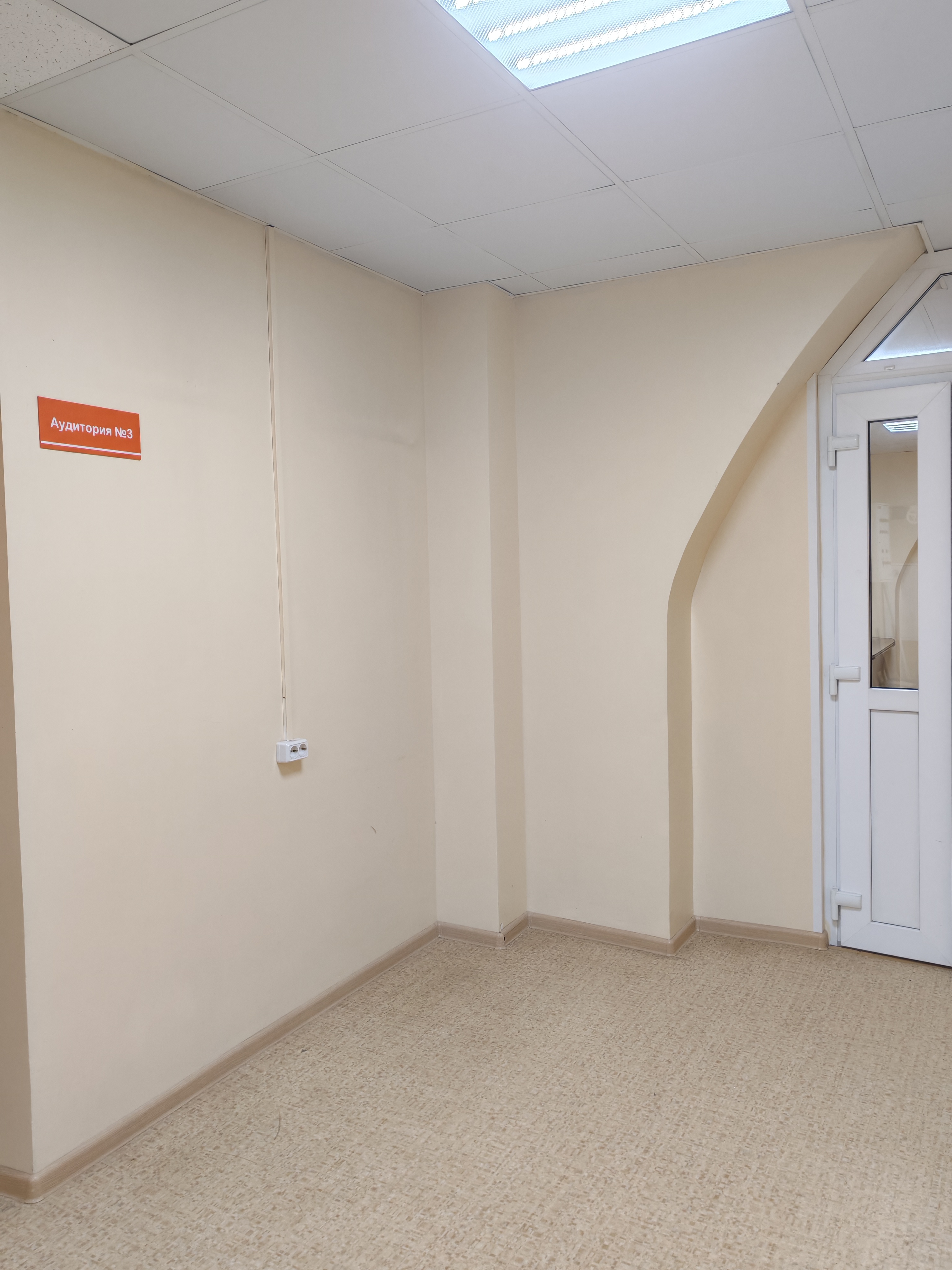 Часть нежилого помещения площадью 2,0 кв.м. (здание лечебного корпуса, литер К, 3-ый этаж, согласно экспликации к поэтажному плану помещение № 32)