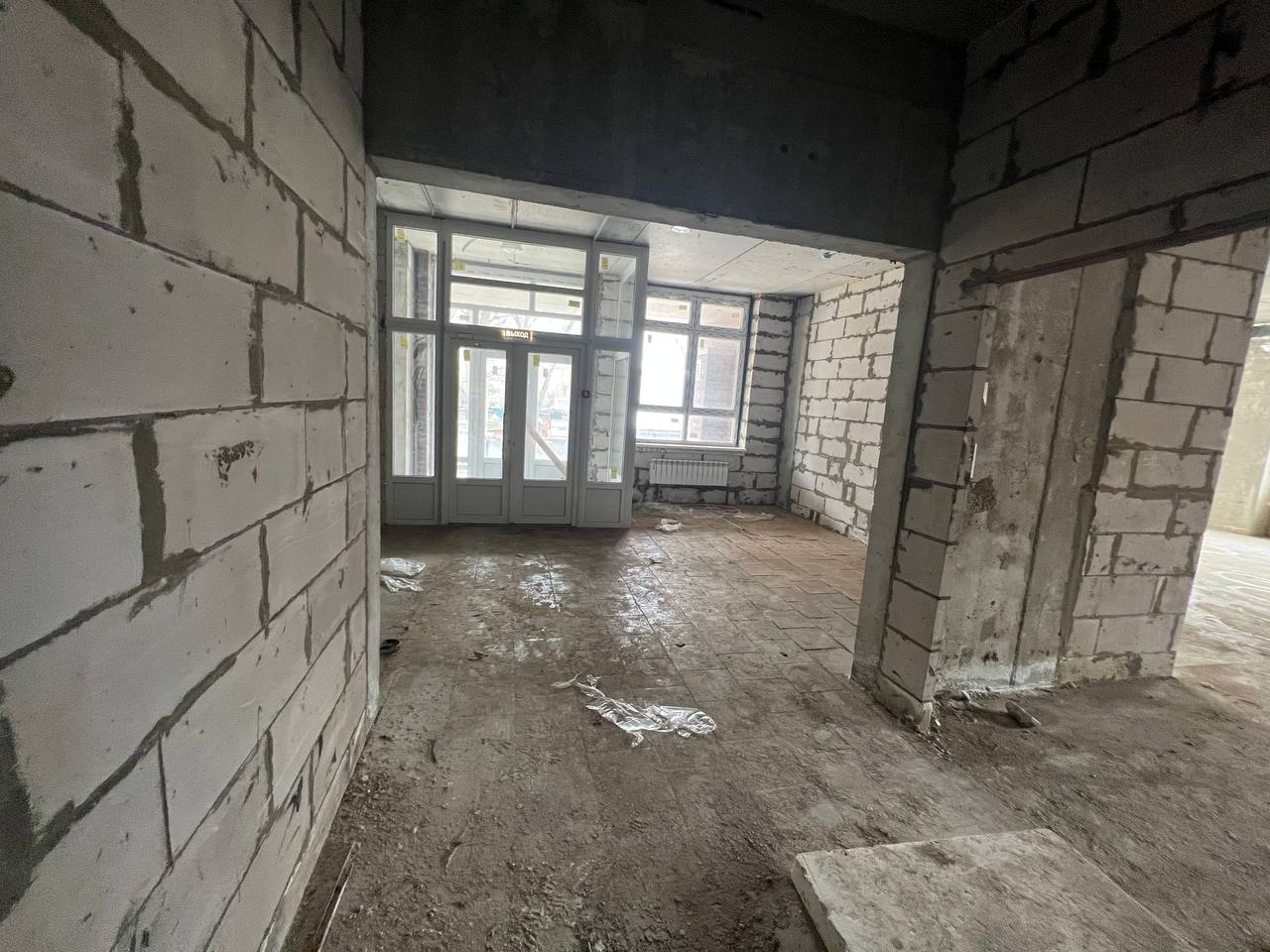 Помещение, нежилое, площадь 334,2 кв. м. Номер, тип этажа, на котором расположено помещение, машино - место: Этаж № 1.