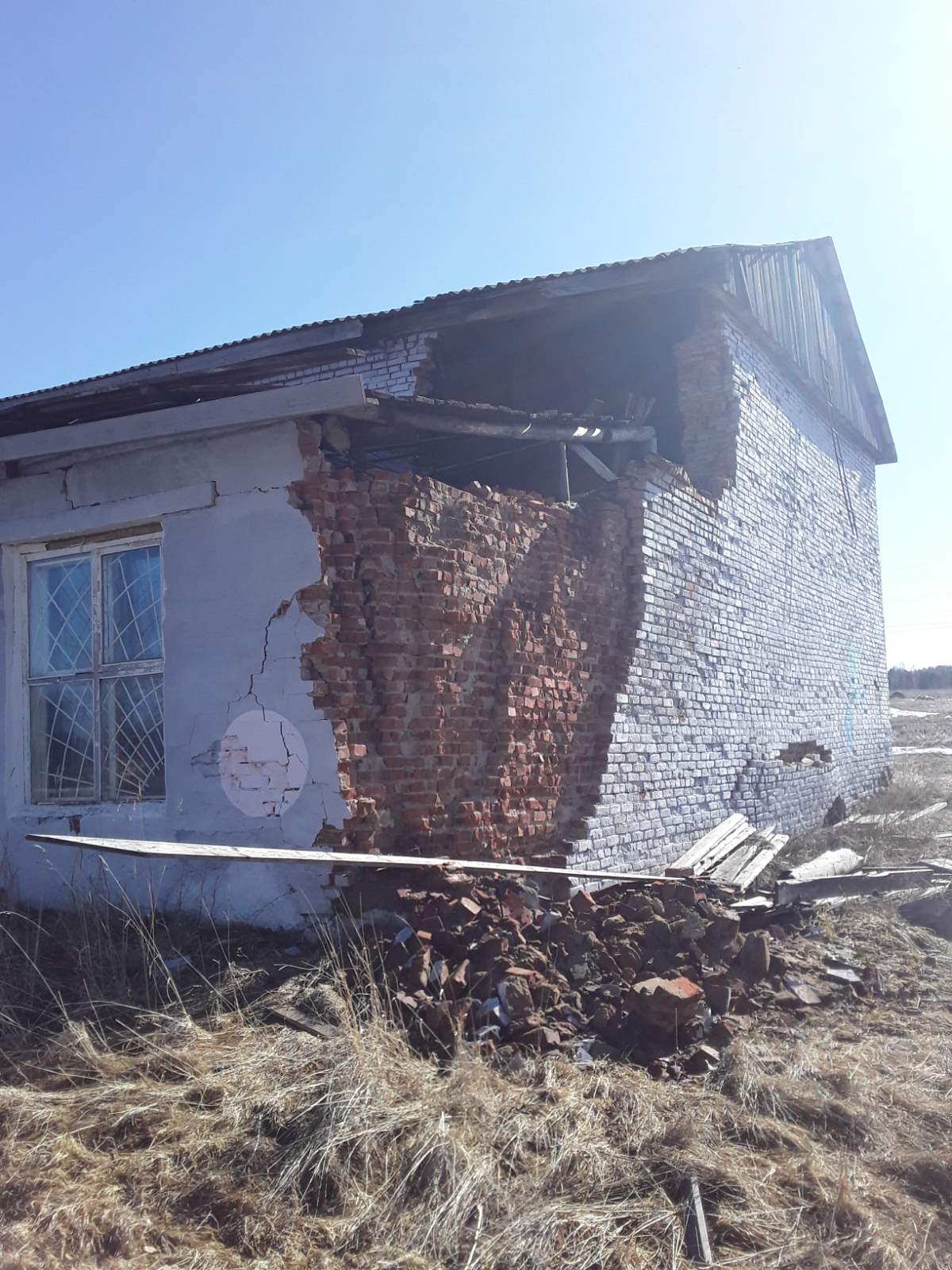 Здание клуба с земельным участком, расположенное по адресу: Российская Федерация, Пермский край, муниципальный округ Добрянский, село Усть-Гаревая, улица Свободы, здание 12.
