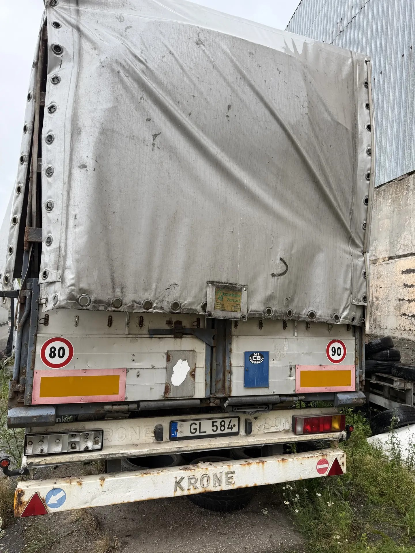 Годные остатки: прицеп марки "KRONE", регистрационный номер GL 584,  VIN: WKESDP27000W20631