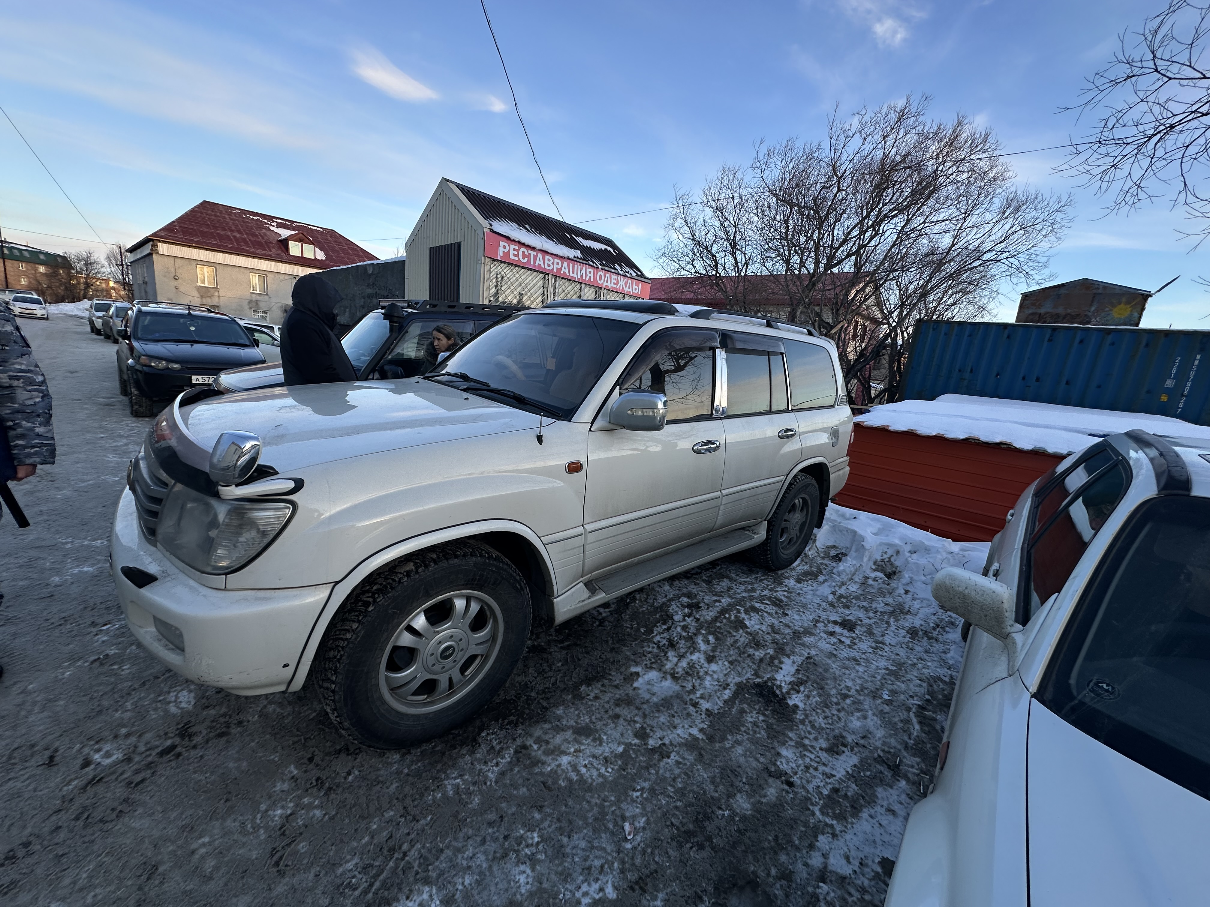 Автомобиль Toyota Land Cruiser, 2003 года выпуска, цвет - белый перламутровый, государственный номер В105ВА41, номер кузова (прицепа) UZJ1000068586, номер шасси (рамы) UZJ000068586, номер двигателя ZUZ0095438, мощность двигателя - 235 л.с, объем двигателя - 4663 куб. см.