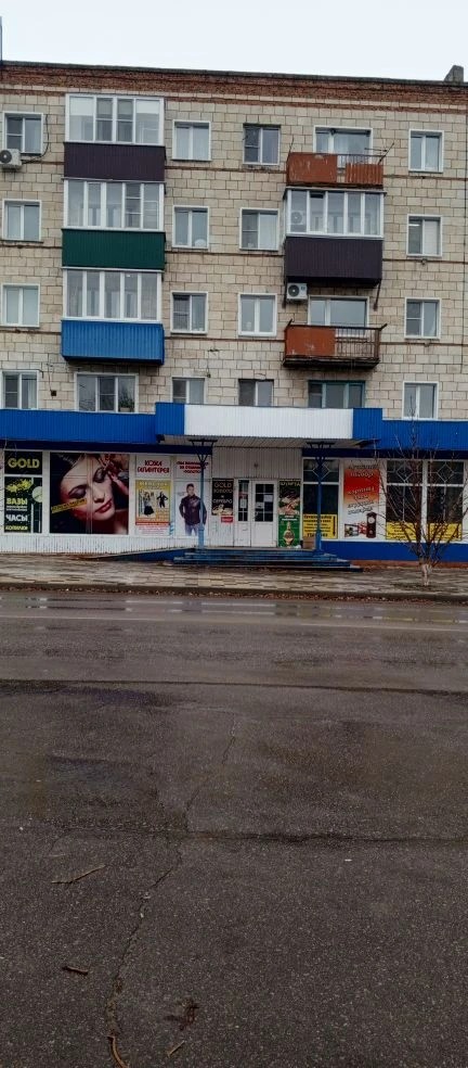 Лот № 3: арендуемая площадь 20,79 квадратных метров (состоящая из площади торгового места №8 – 14,60 квадратных метров и площади проходов для покупателей – 6,19 квадратных метров), расположенная во встроенном нежилом помещении, общей площадью 528,2 кв. метров, кадастровый номер 34:38:010006:712, по адресу: Волгоградская область, г. Урюпинск, ул. Гагарина, д. 33, пом. 1
