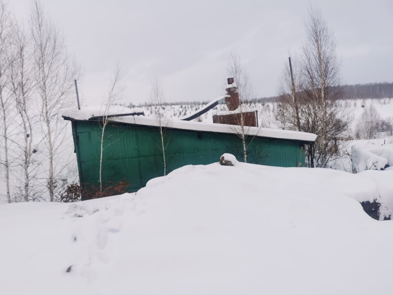 Нежилое здание с земельным участком