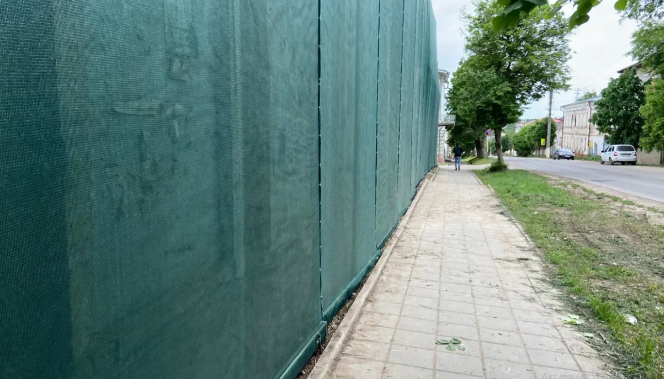 Неэксплуатируемое здание театра конца 19 век, с земельным участком