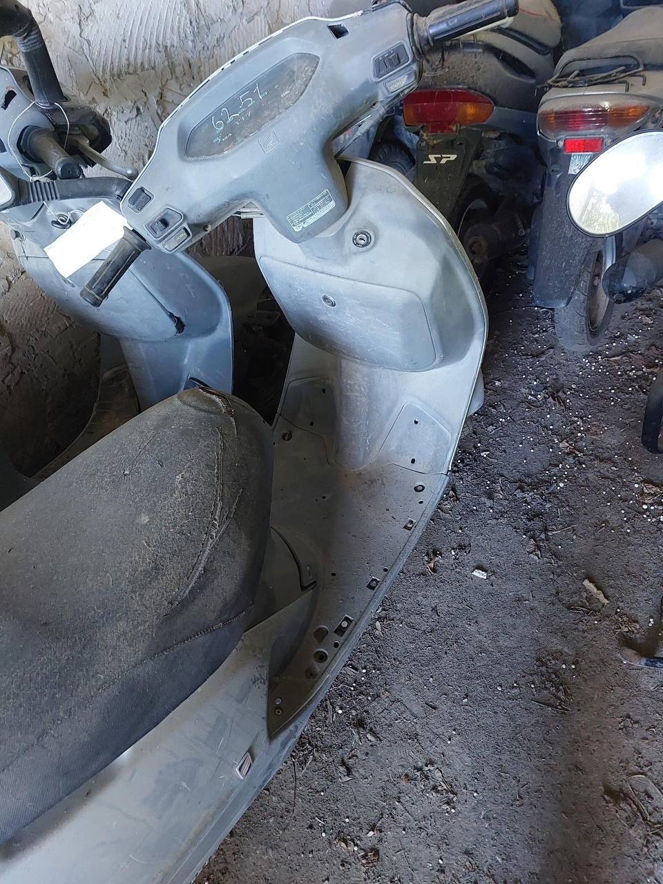 Мопед марки Honda Lead, год выпуска не установлен, без г.р.з.