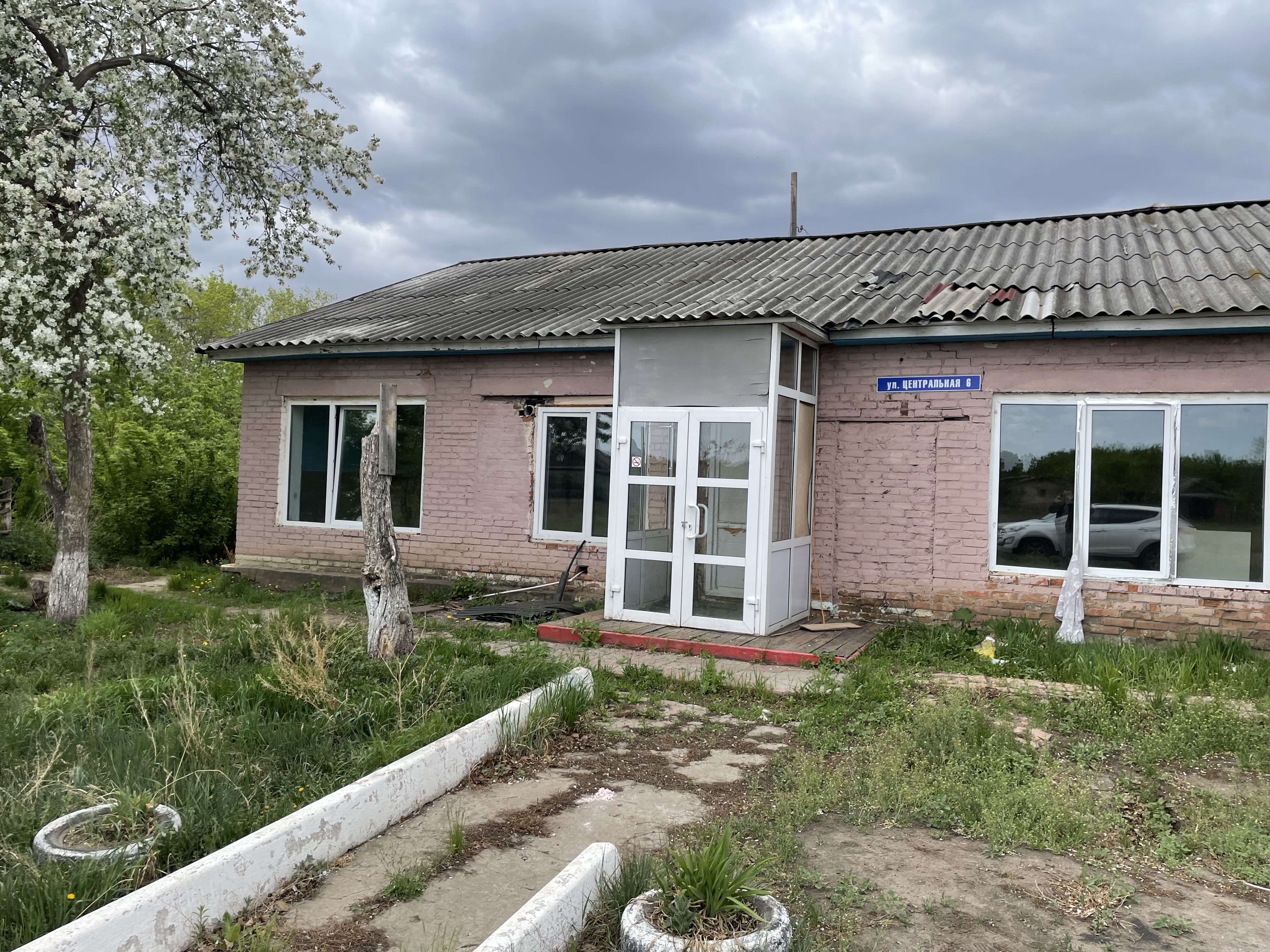 Здание детского сада, расположенное по адресу: Омская область, Омский район, п. Красная Тула, ул. Центральная, д. 6