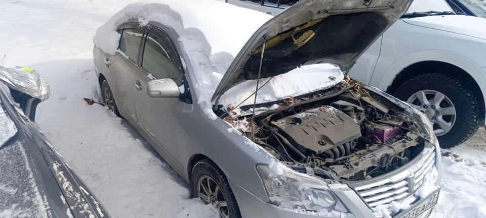 Автомобиль марки Toyota Premio, государственный регистрационный знак Р903ЕА27, по данным ответа ГИБДД номер кузова ZRT2653007628, номер двигателя А223629, объём двигателя (куб.см)-1797, цвет кузова серый, имеет жизненные повреждения по корпусу, на ходу, номера агрегатов совпадают, салон чистый.