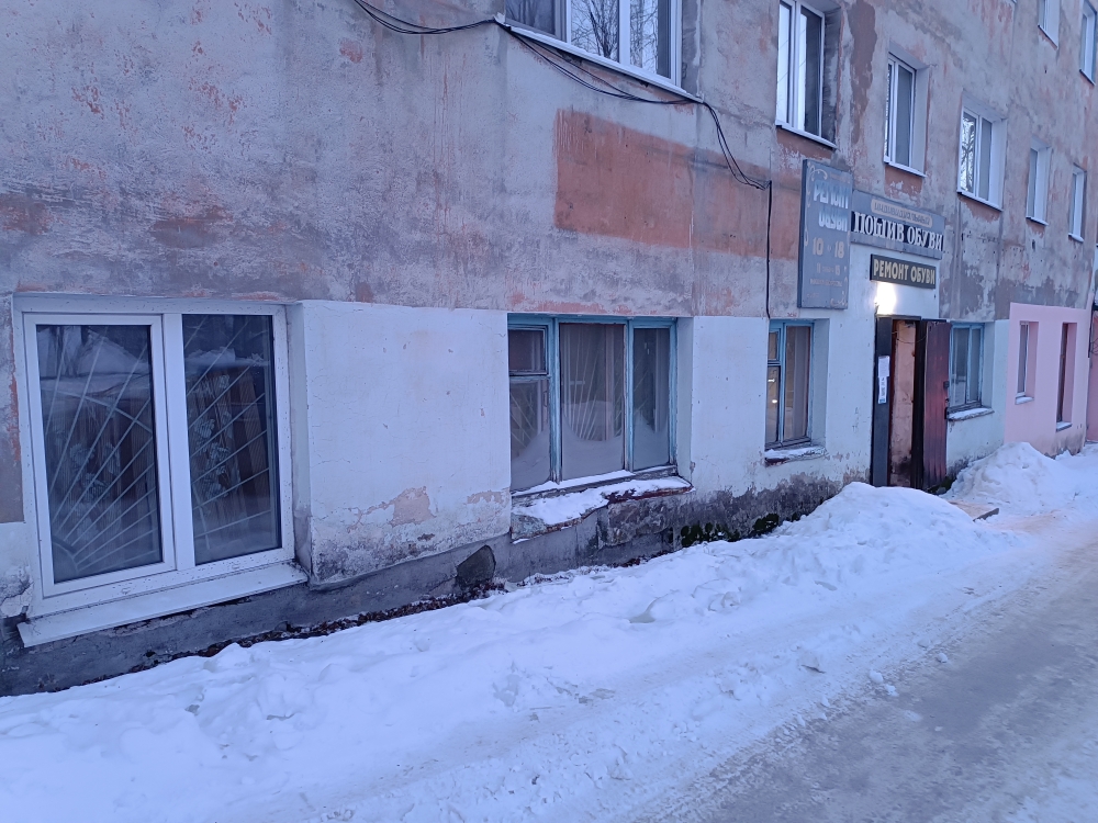 Нежилое встроенное помещение, Мурманская область, Кандалакшский р-н, г. Кандалакша, ул. Первомайская, д. 12 (цоколь), помещение III. Общая площадь 74,9 кв.м.; кадастровый номер 51:18:0040117:409